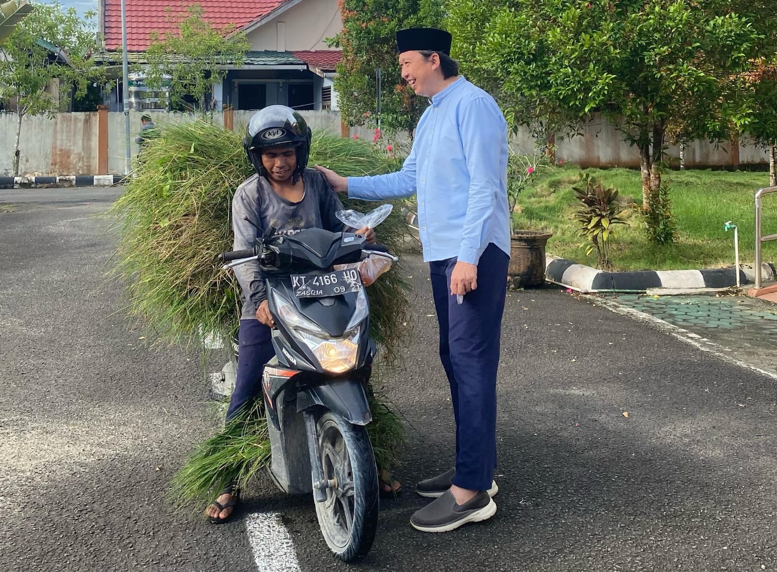 BERBAGI : Ketua PN Tanjung Selor berinteraksi langsung dengan warga.