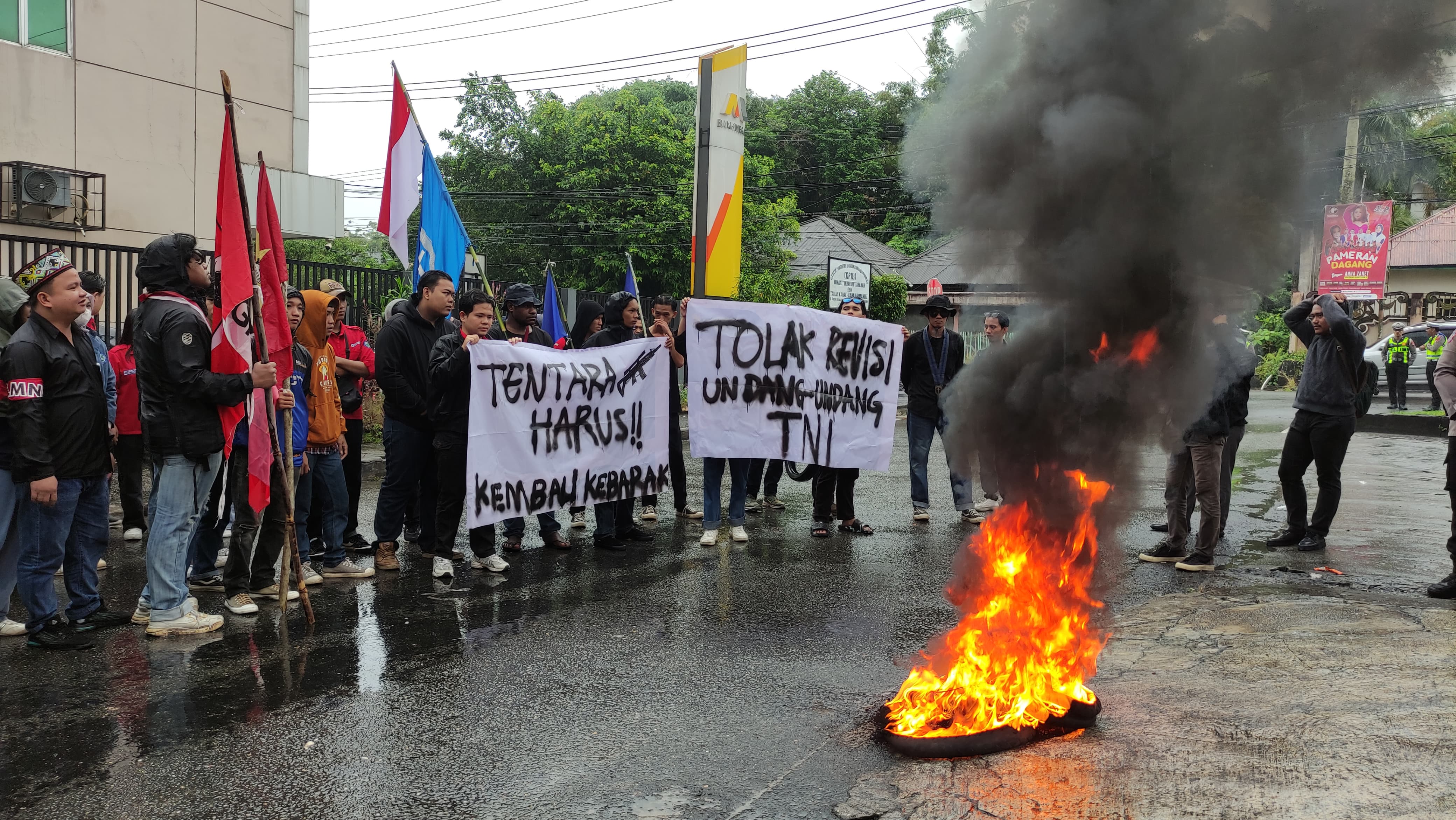 DEMONTRASI : Ratusan mahasiswa yang tergabung dalam Aliansi Supremasi Tarakan melakukan demonstransi tolak RUU TNI di depan gedung DPRD Kota Tarakan.