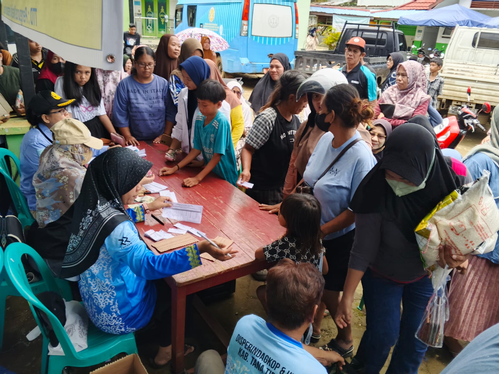 TEKAN HARGA: Selain pasar murah bersubsidi, Pemkab Tana Tidung melalui TPID juga mendistribusikan beras SPHP dijual di pasar.(FOTO: SOPIAN/RADAR TARAKAN)