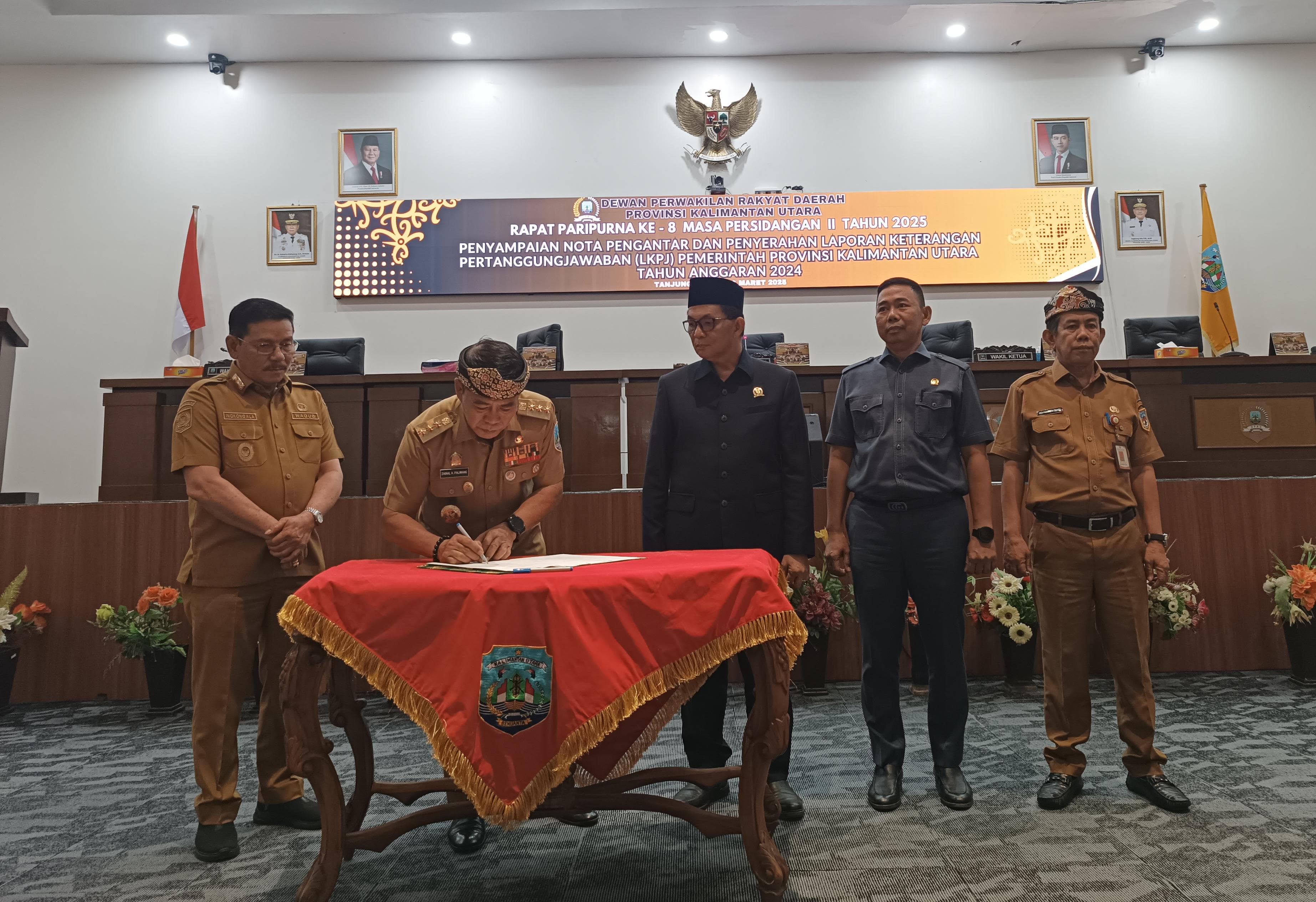 PEMBANGUNAN: Gubernur Kaltara, Zainal A Paliwang menandatangani nota pengantar LKPj Pemprov Kaltara 2024. FOTO: IWAN K/RADAR TARAKAN