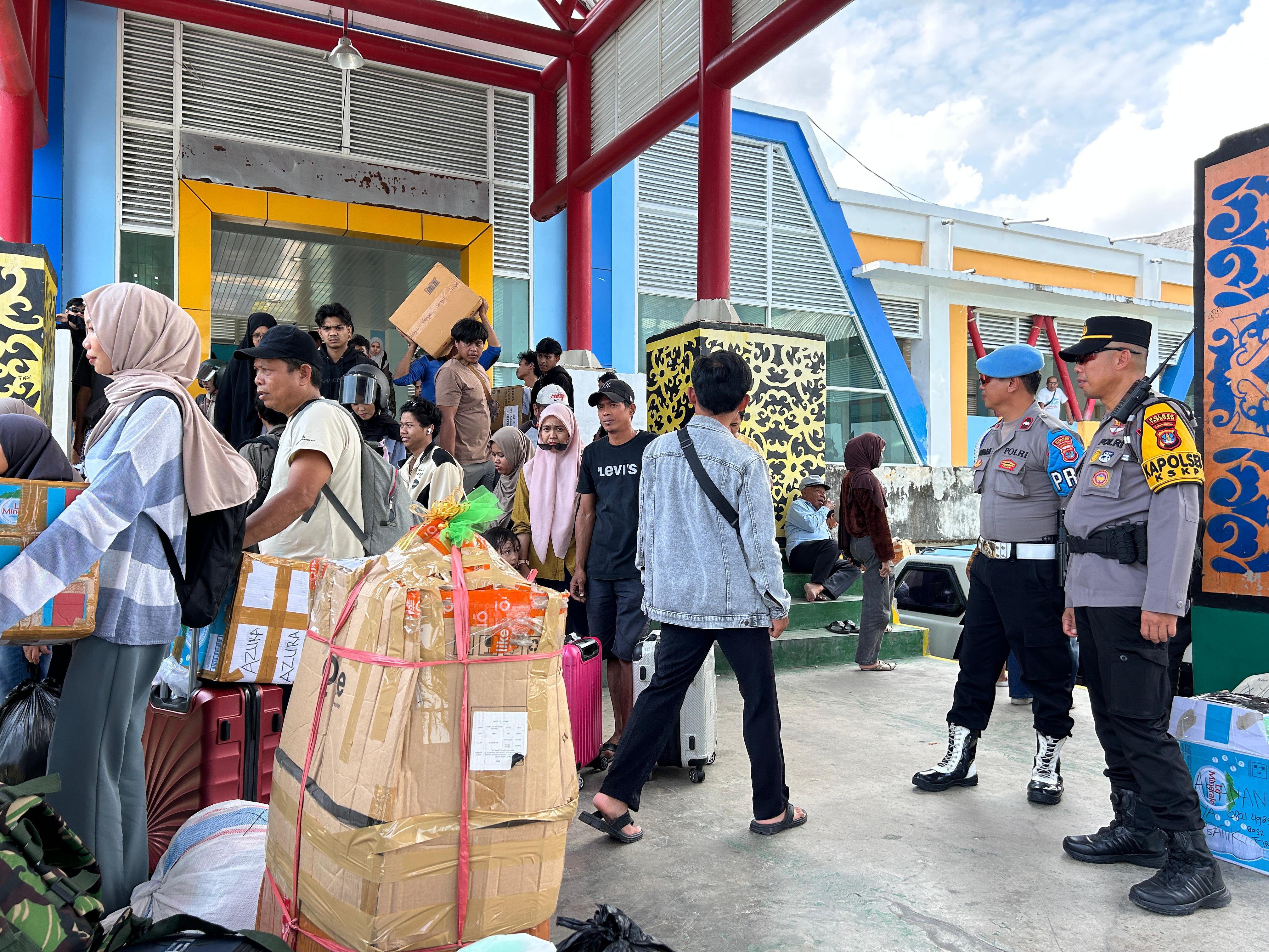 PENGAWASAN : Kapolsek Kawasan Pelabuhan Tarakan IPTU Yaswar memantau pergerakan penumpang di Pelabuhan Tengkayu I Tarakan, Senin (24/3).