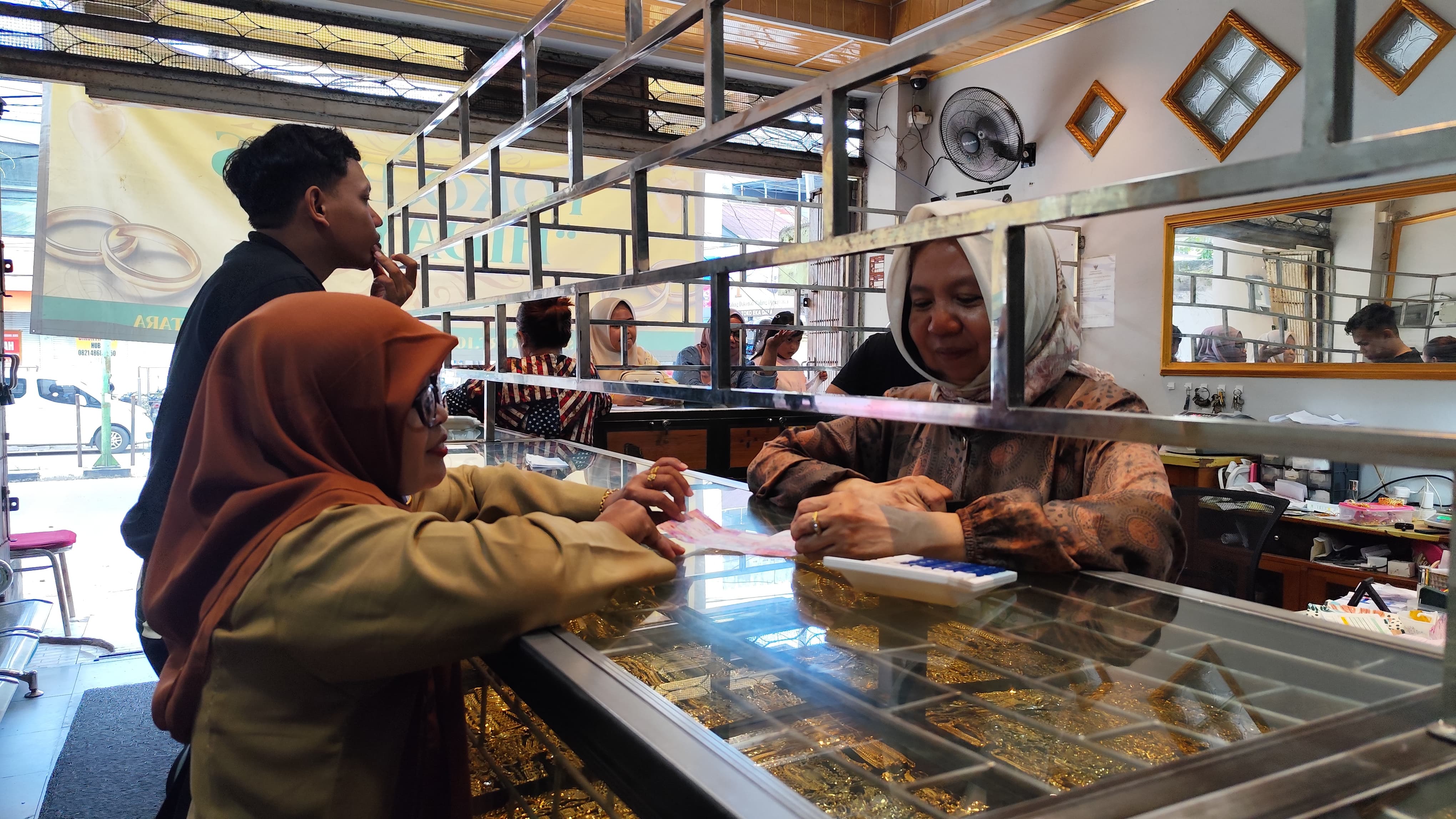 MENURUN: Salah satu Toko Emas Yang ada di Tarakan.