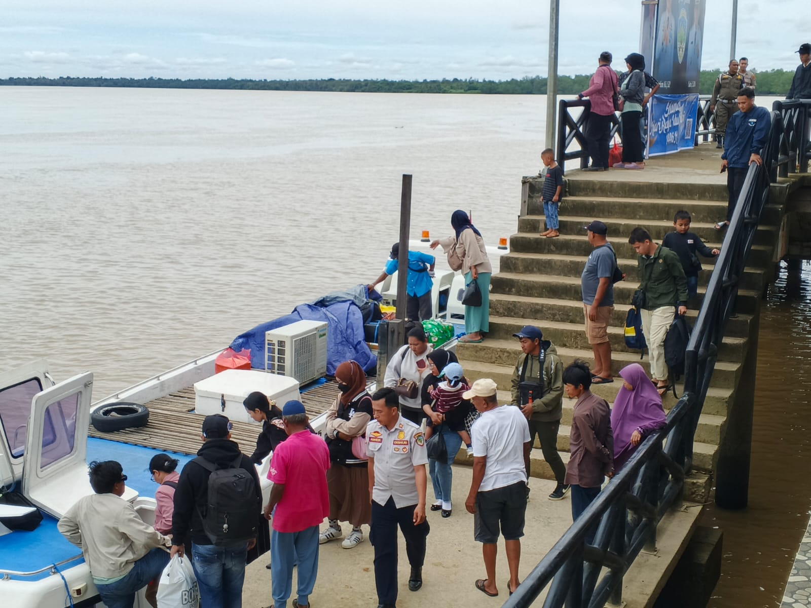 ARUS MUDIK: Penumpang speedboat reguler di Pelabuhan Keramat Tideng Pale mulai mengalami peningkatan. (FOTO: SOPIAN/RADAR TARAKAN)