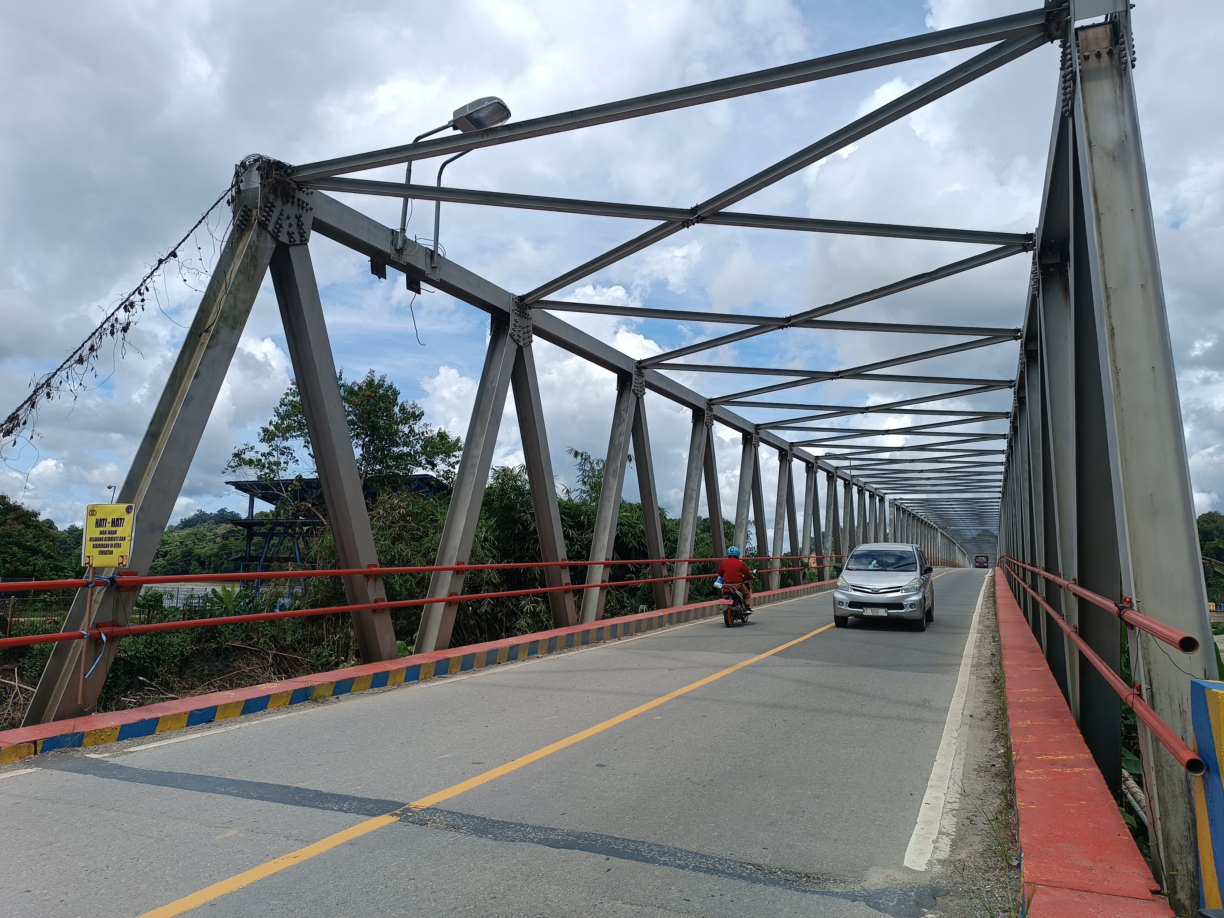 FASILITAS: Jembatan Sei Kayan satu-satunya akses penghubung Tanjung Selor-Tanjung Palas. Rencananya akan dibangun jembatan alternatif di titik yang lain. FOTO: IWAN K/RADAR TARAKAN