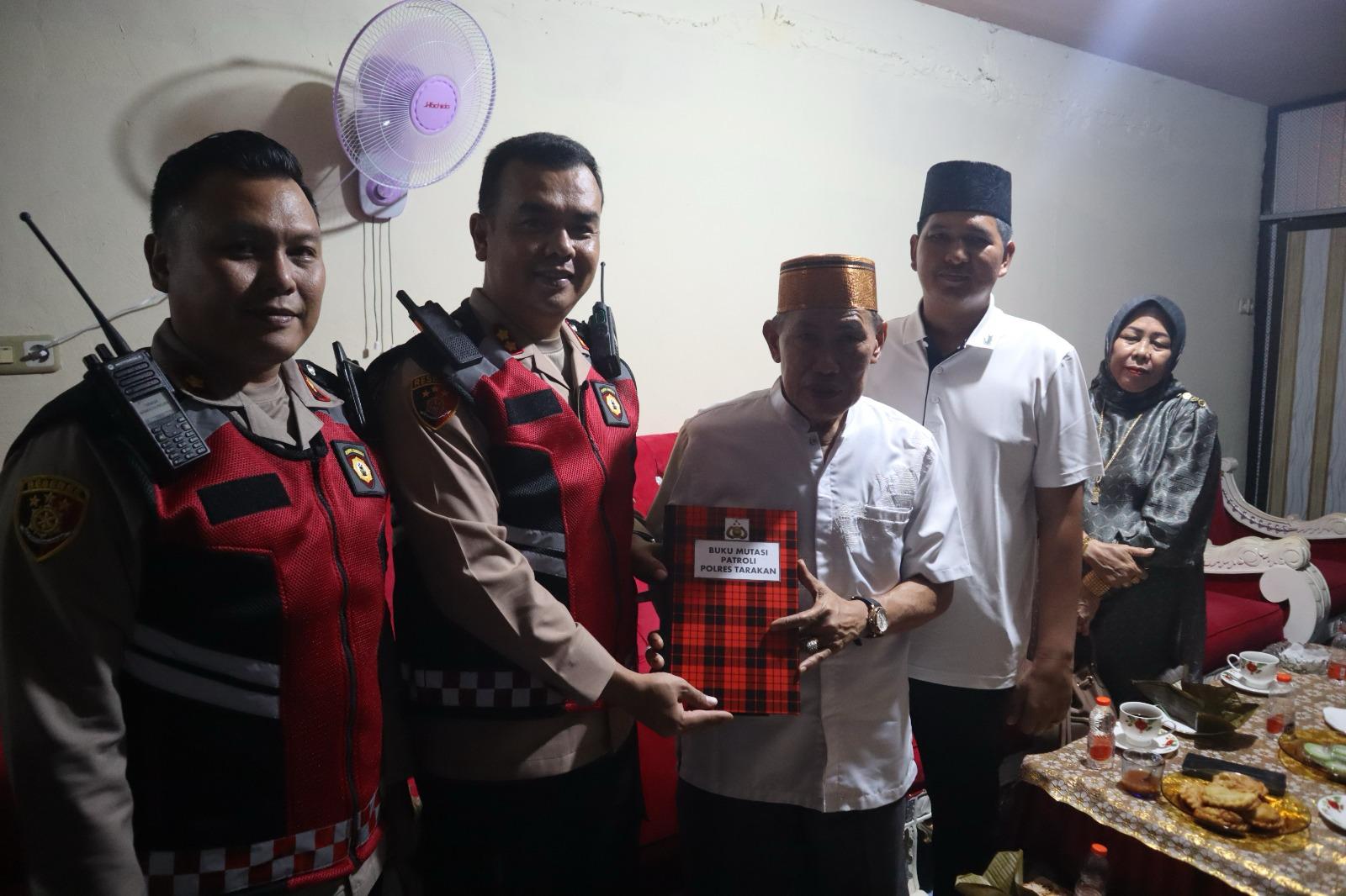 PATRIKI : Kapolres Tarakan AKBP Erwin Syaputra menyerahkan buku mutasi patroli kepada Ketua KKSS Tarakan.FOTO:POLRES TARAKAN