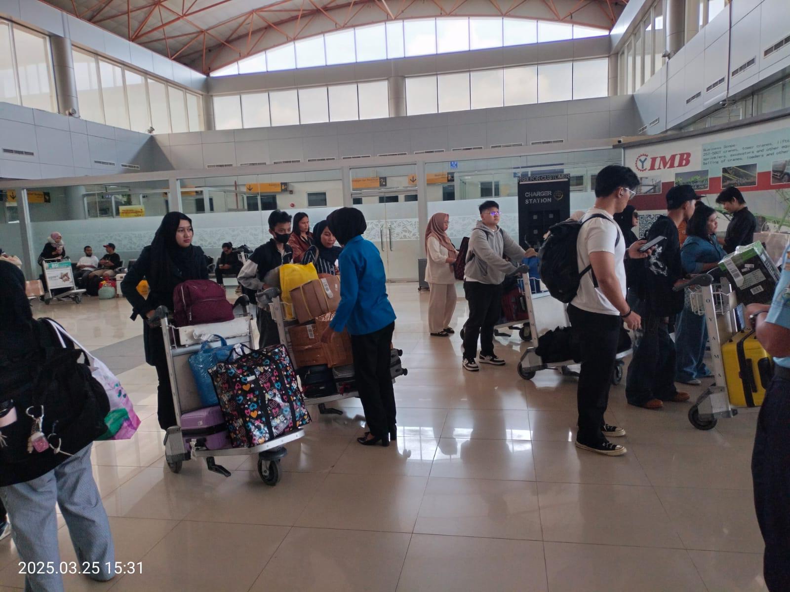 PENUMPANG TIBA : Penumpang yang tiba di Bandara Juwata Tarakan menjelang arus mudik.
