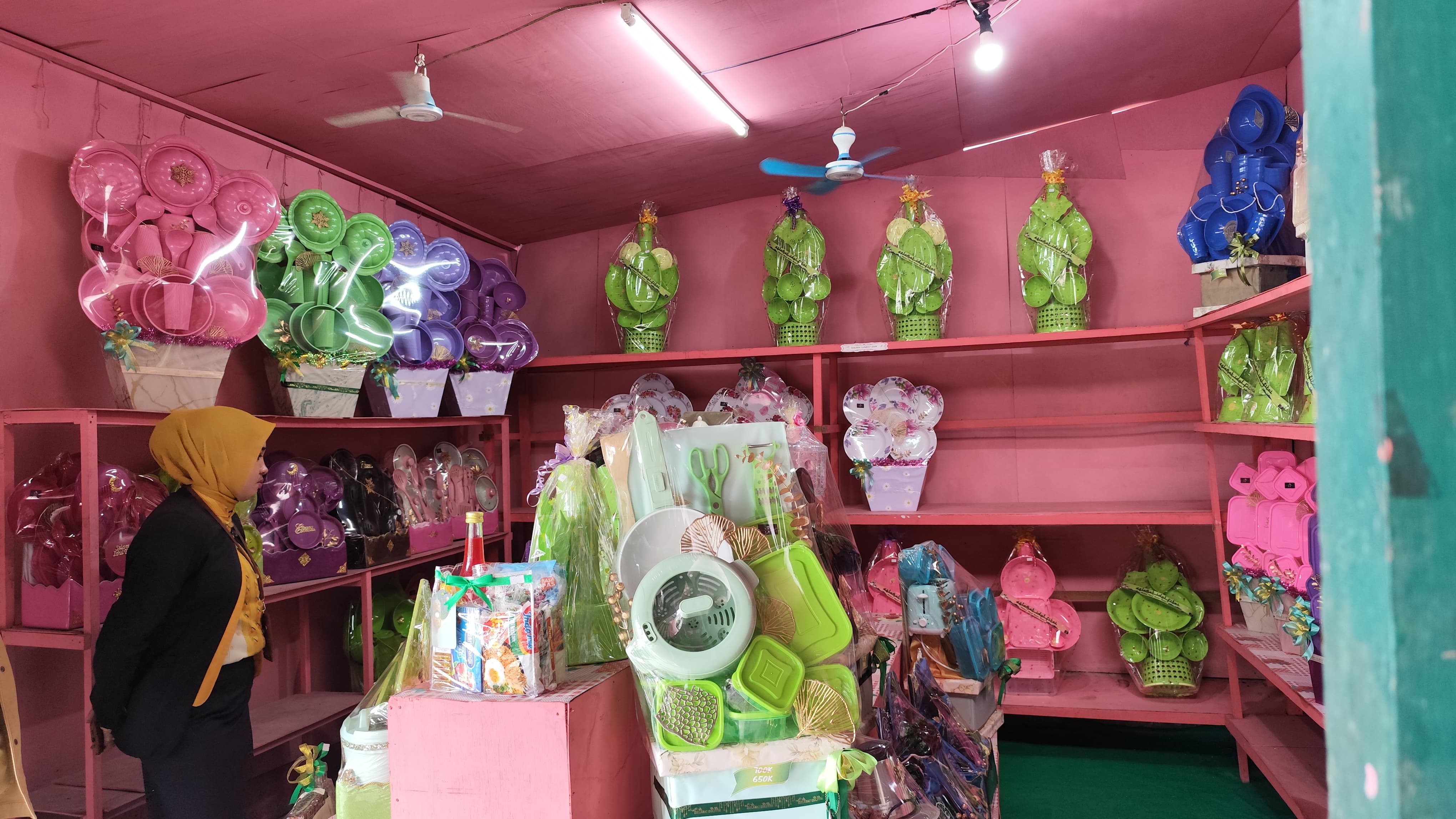 DIBURU : Parsel lebaran di salah satu Toko.