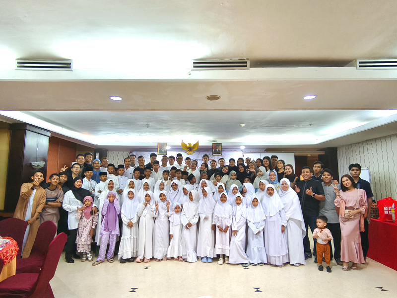 BUKA PUASA BERSAMA: Manajemen Swiss - Belhotel Tarakan melakukan foto bersama dengan anak &ndash; anak dari Yayasan As Sakinah.