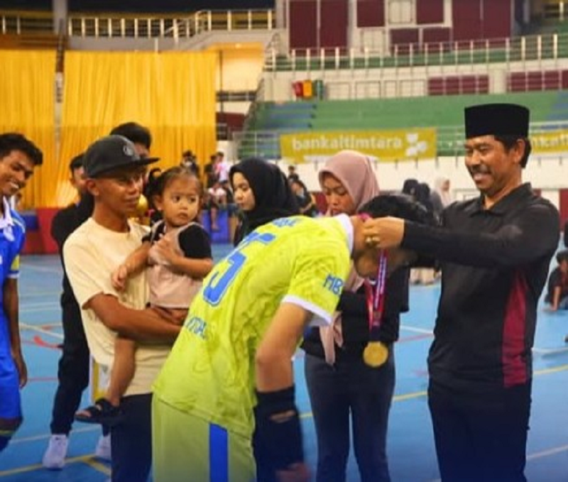 RESMI DITUTUP: Wabup PPU Abdul Waris Muin saat memberikan medali kepada tim yang mengikuti Liga Ramadan Cup Tahun 2025, Sabtu (22/3).