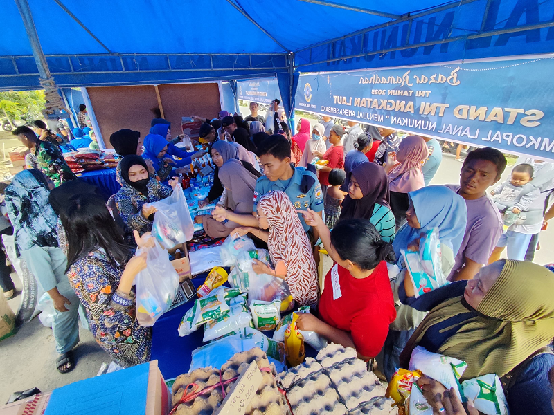 ANTUSIAS: Masyarakat antusias menyambut Bazar Ramadan TNI yang menyediakan beragam sembako dengan harga lebih murah dari distributor.