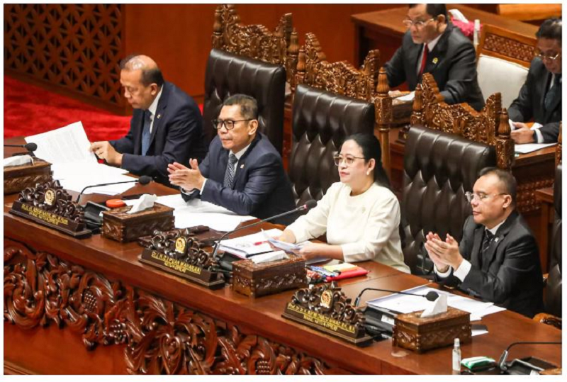 PARIPURNA: Ketua DPR Puan Maharani (kedua kanan) bersama Wakil Ketua DPR Sufmi Dasco Ahmad (kanan), Adies Kadir (kedua kiri) dan Saan Mustopa.