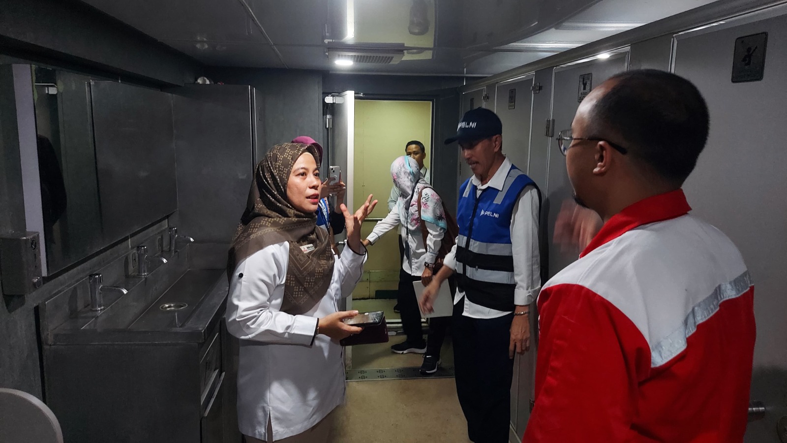 MEMANTAU : ORI Kaltara sedang meninjau kondisi kapal milik Pelni.