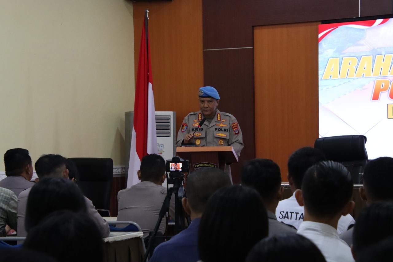 BERI ARAHAN : Kabid Propam Polda Kaltara saat memberikan arahan kepada personel.