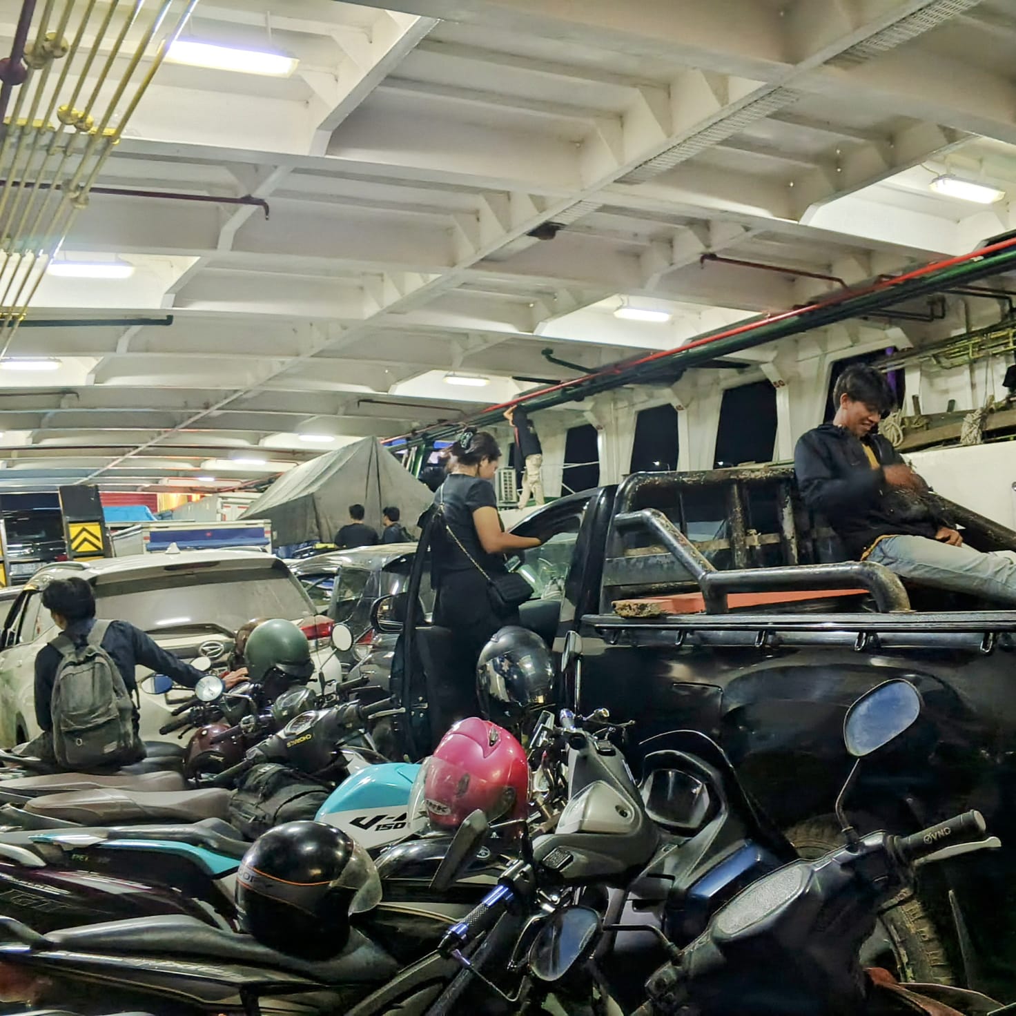 KAPAL PENGGANT: Muatan kendaraan Kapal Feri Manta Sebawang-Tarakan sebelum dilakukan docking. FOTO:SOPIAN/RADAR TARAKAN