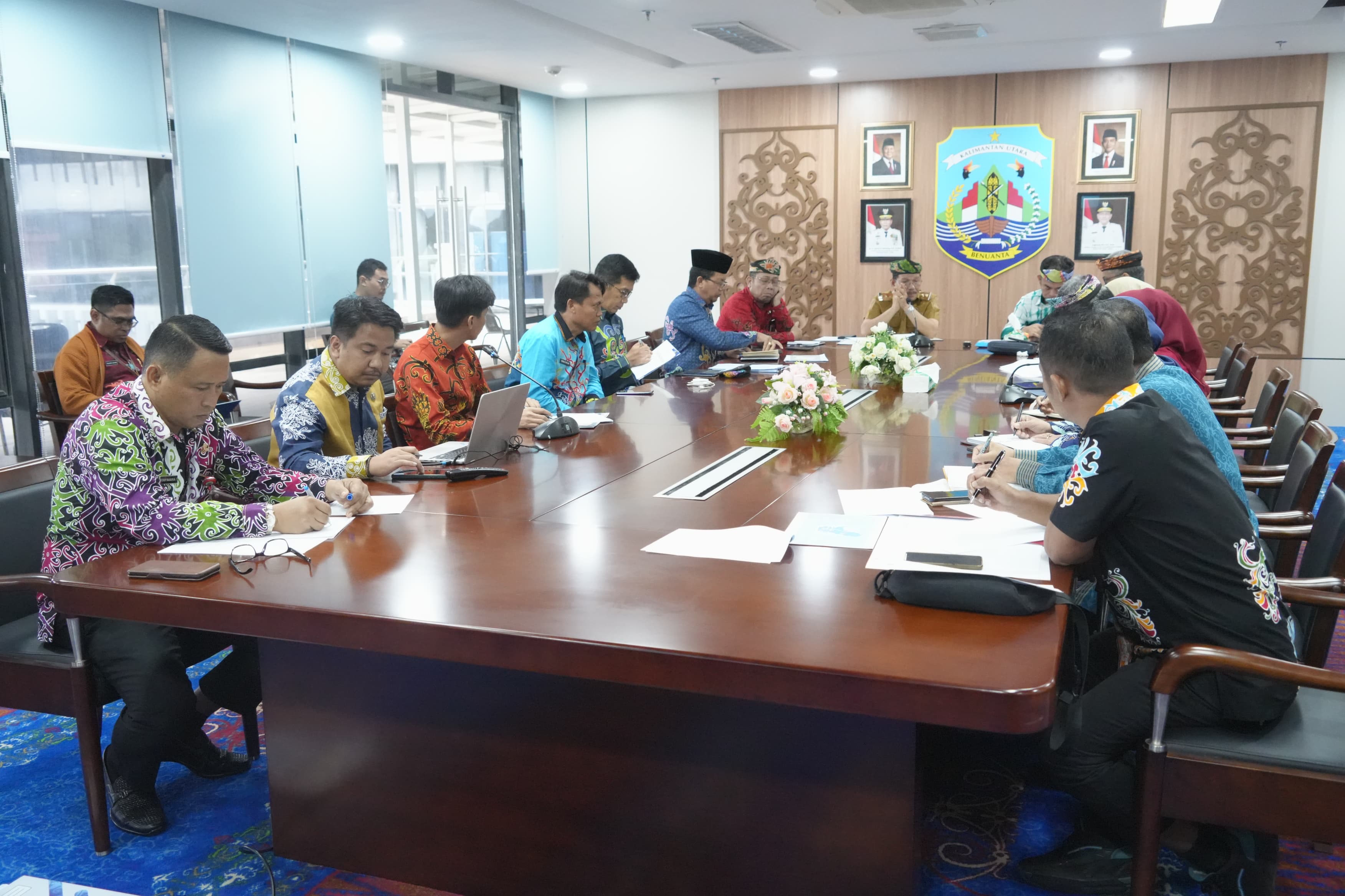 PERBATASAN: Wagub Kaltara, Ingkong Ala memimpin rapat evaluasi dan perencanaan kegiatan SOA. FOTO: DKIS KALTARA