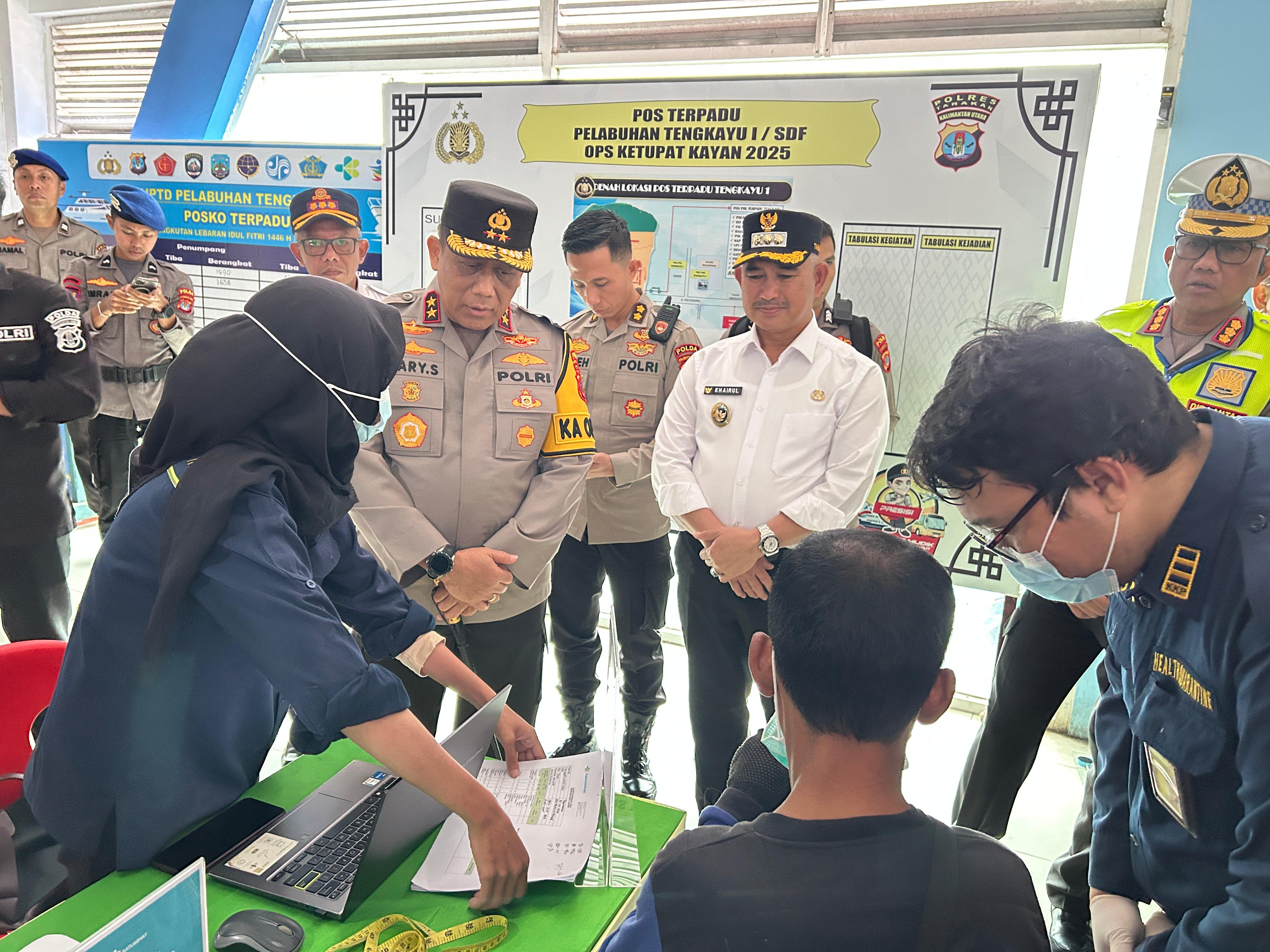 MEMANTAU : Kapolda Kaltara Irjen Pol Hary Sudwijanto memantau kesiapan pelayanan arus mudik dan arus balik di Kota Tarakan