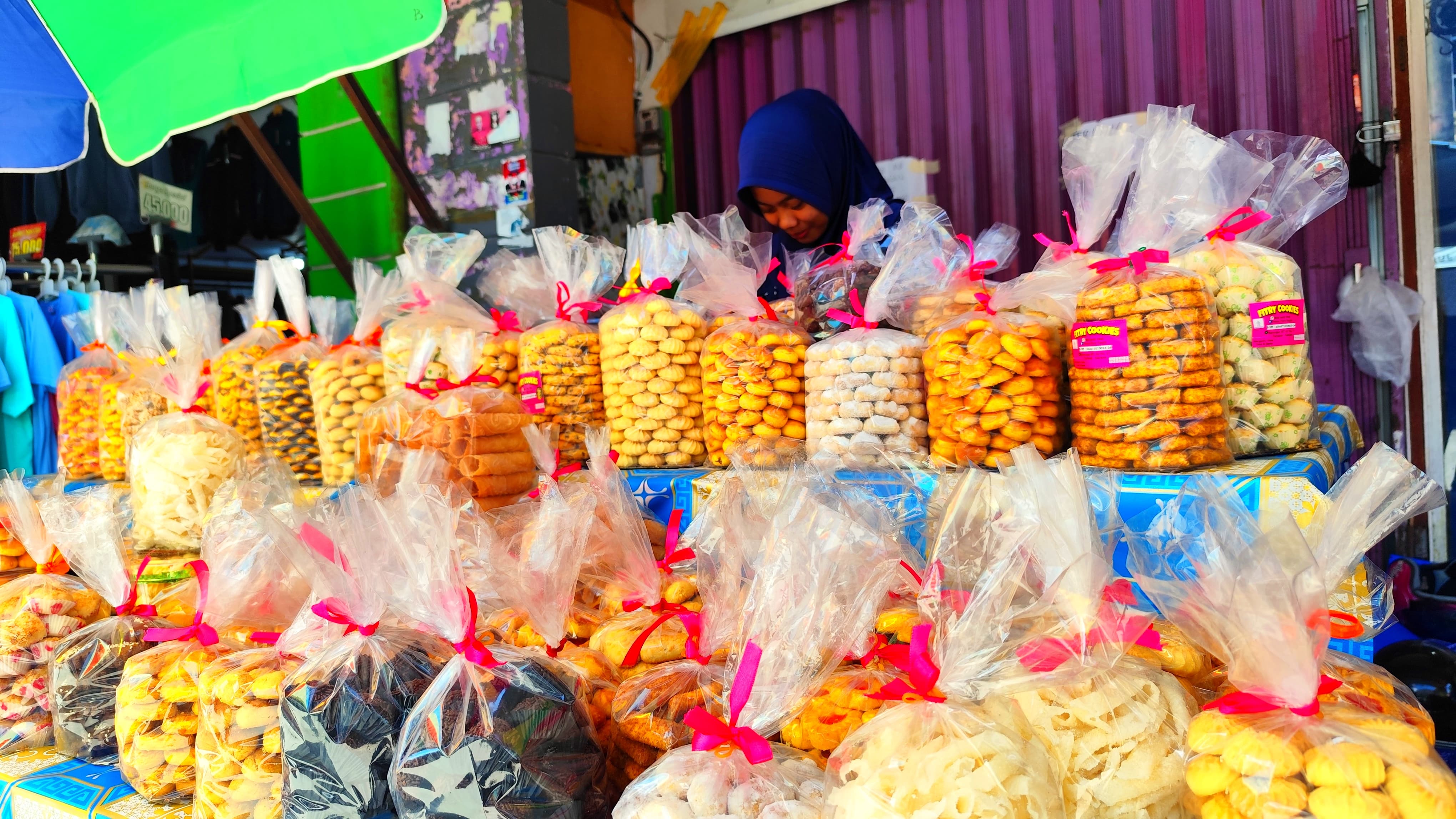 MENINGKAT: Tempat penjualan kue kering di Pasar Gusher. FOTO: NATANAEL/RADAR TARAKAN