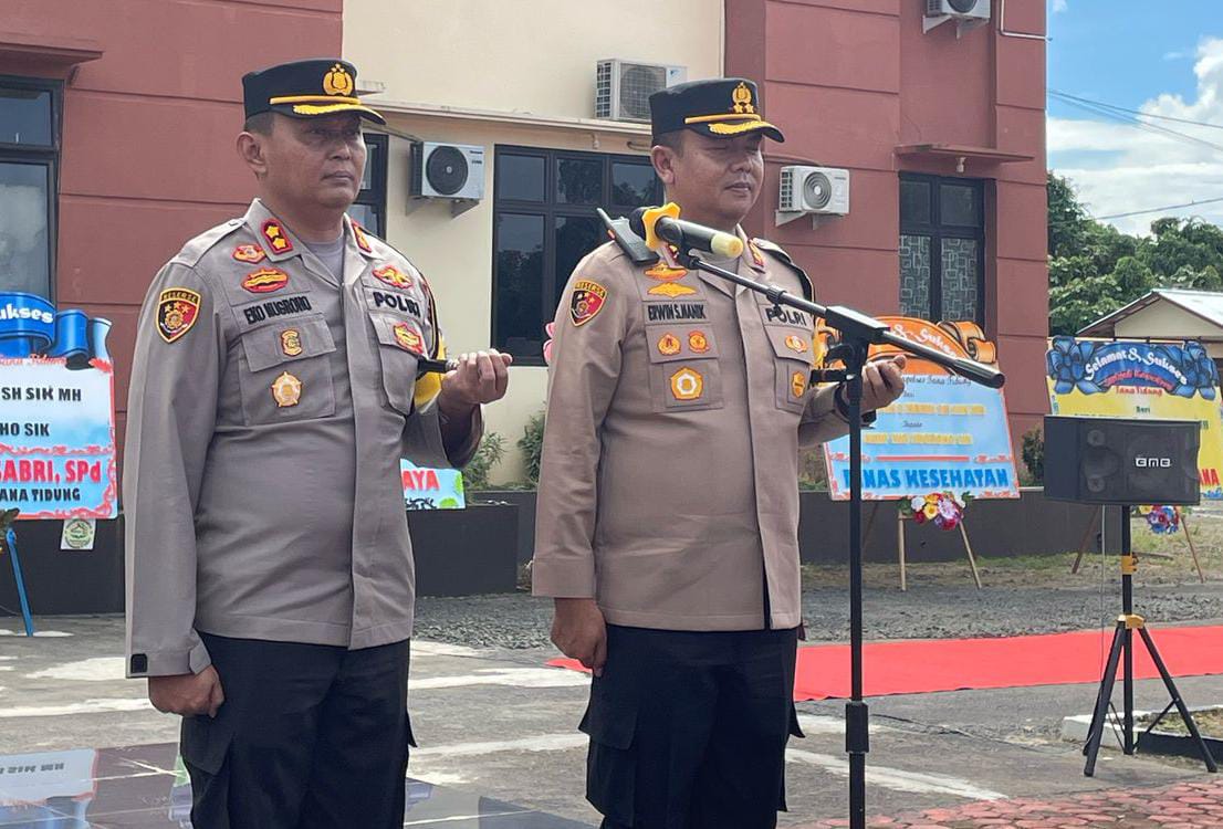 PEJABAT BARU: Kapolres Tana Tidung AKBP Eko Nugroho kiri bersama AKBP Erwin Syahputra Manik di acara penyambutan yang berlangsung di halaman Mako Polres, Rabu 26/3.