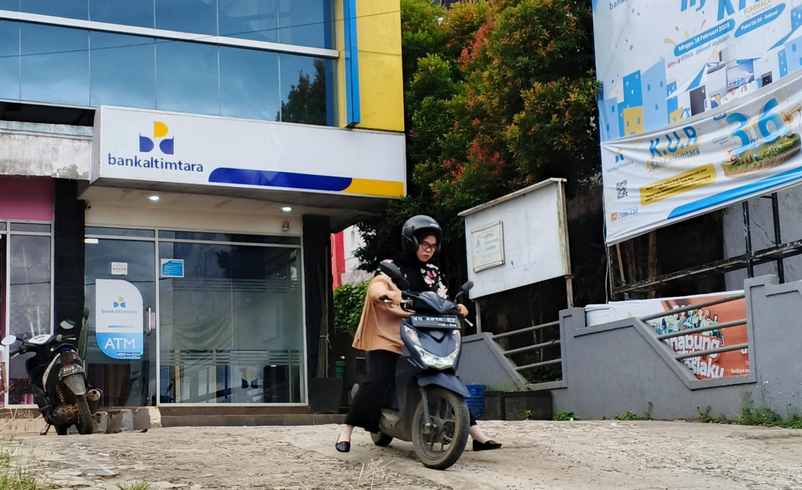 DIPASTIKAN AMAN: Masyarakat diminta untuk tak perlu khawatir saat libur lebaran, ketersediaan uang tunai di ATM dijamin cukup.