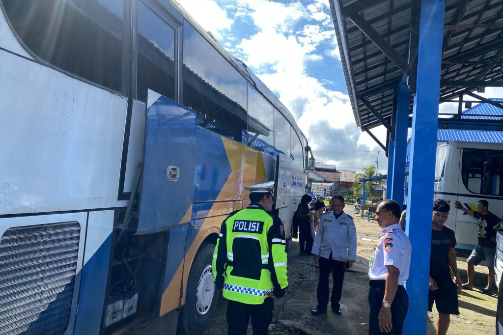 ANTISIPASI : Personel Polres Malinau saat melakukan pemeriksaan kelaikan Bus Damri.