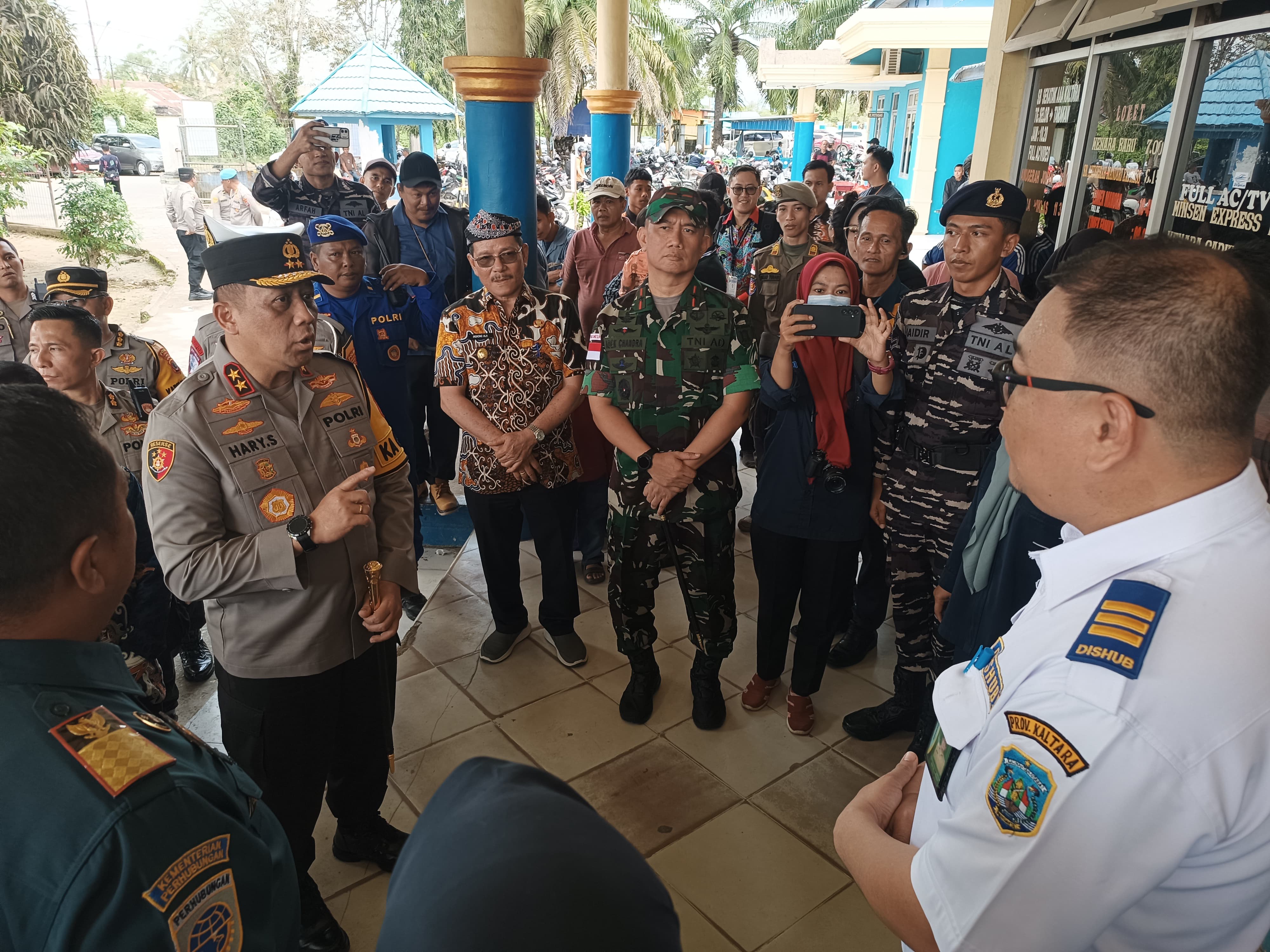 LEBARAN: Pengecekan pengamanan pada arus mudik di Tanjung Selor pada kamis (27/3/2025). FOTO: IWAN K/RADAR TARAKAN