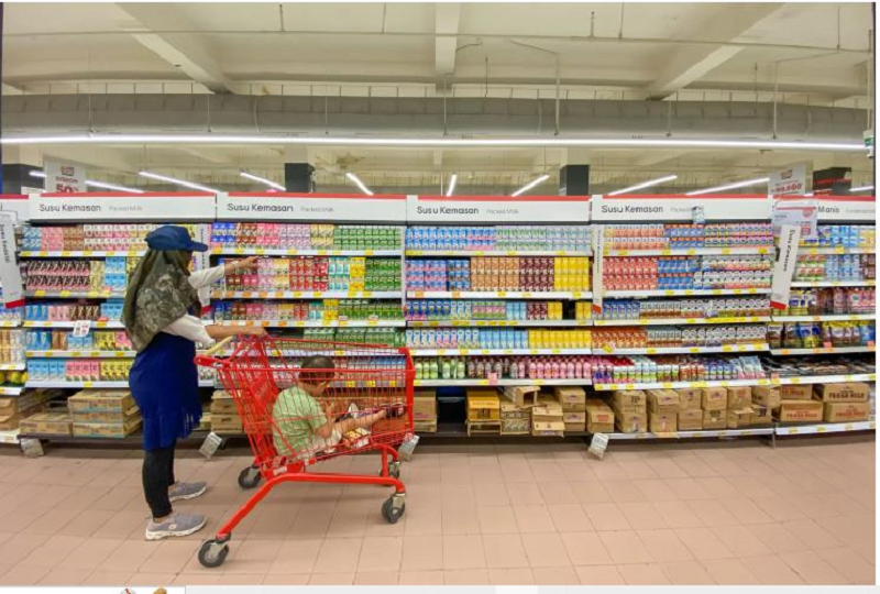 BERBELANJA: Sejumlah pengunjung berbelanja produk minuman berpemanis dalam kemasan (MBDK) di supermarket di Jakarta. (Hanung Hambara/Jawa Pos)