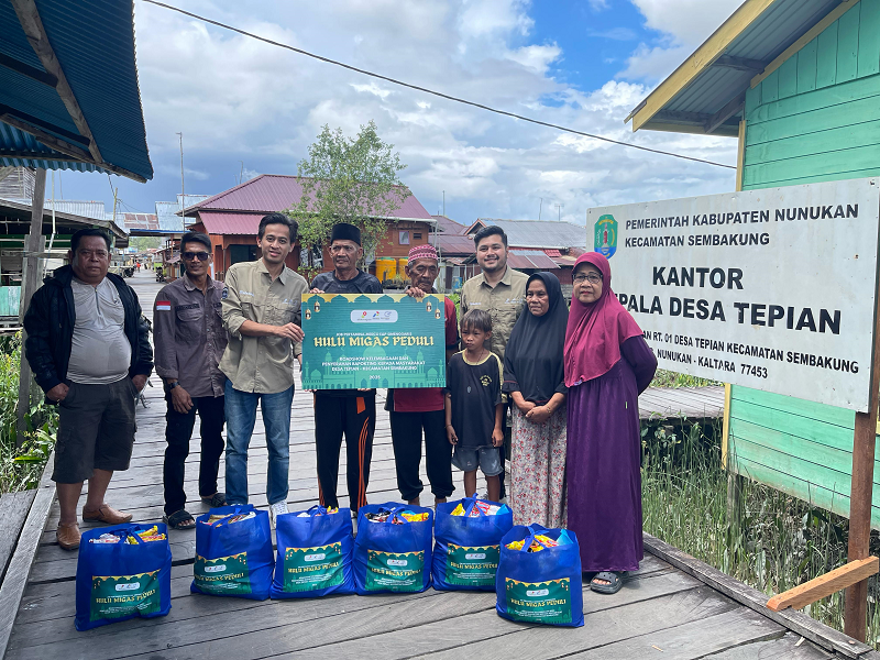SIMBOLIS: Perwakilan JOB Simenggaris saat menyerahkan bantuan paket Bapokting kepada Masyarakat di Desa Tepian, Kecamatan Sembakung, Kabupaten Nunukan (Kiri).