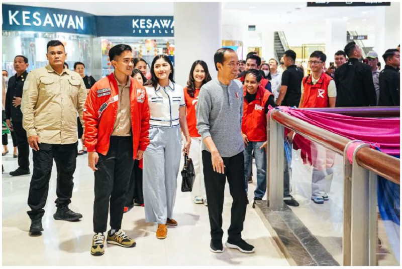 MASIH EKSIS: Jokowi ketika masih menjabat presiden dan bersama ketua umum PSI Kaesang Pangarep, di Sun Plaza, Kota Medan, Sumatera Utara, Rabu (7/2/2024). (DOK PSI)