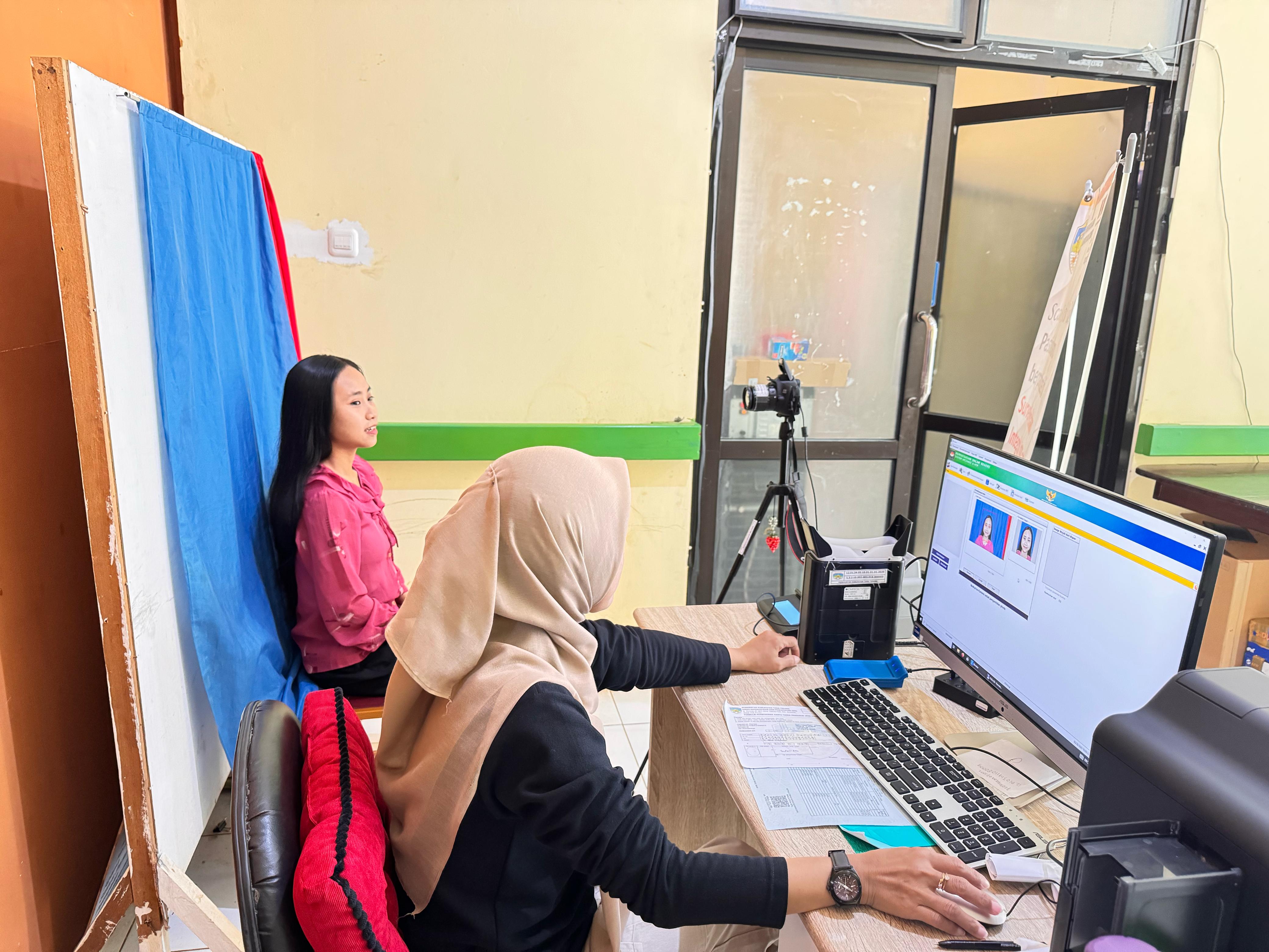 STOK AMAN: Pelayanan perekaman e-KTP yang dilakukan di libur cuti bersama, Jumat 28/3.