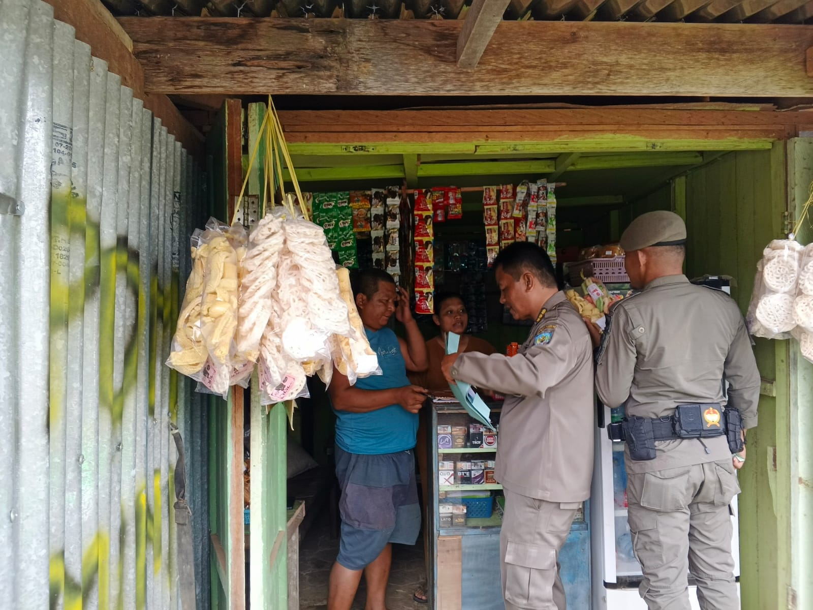 DITERTIBKAN: Satpol PP Tana Tidung menyampaikan surat edaran awal bulan lalu kepada salah satu pemilik pom mini dan telah diikuti. Tapi masih ada pemilik pom mini yang lain (FOTO:SOPIAN/RADAR TARAKAN)