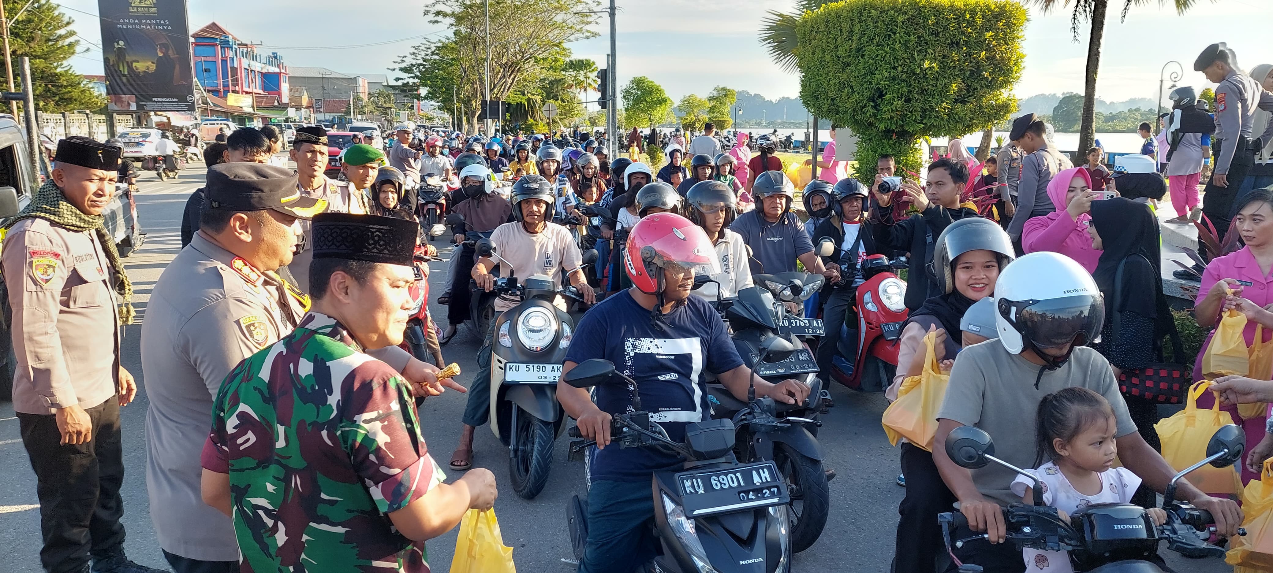 BERBAGI : Anggota Polresta Bulungan dan Kodim 0903/Bulungan saat membagikan takjil untuk masyarakat yang melintas.
