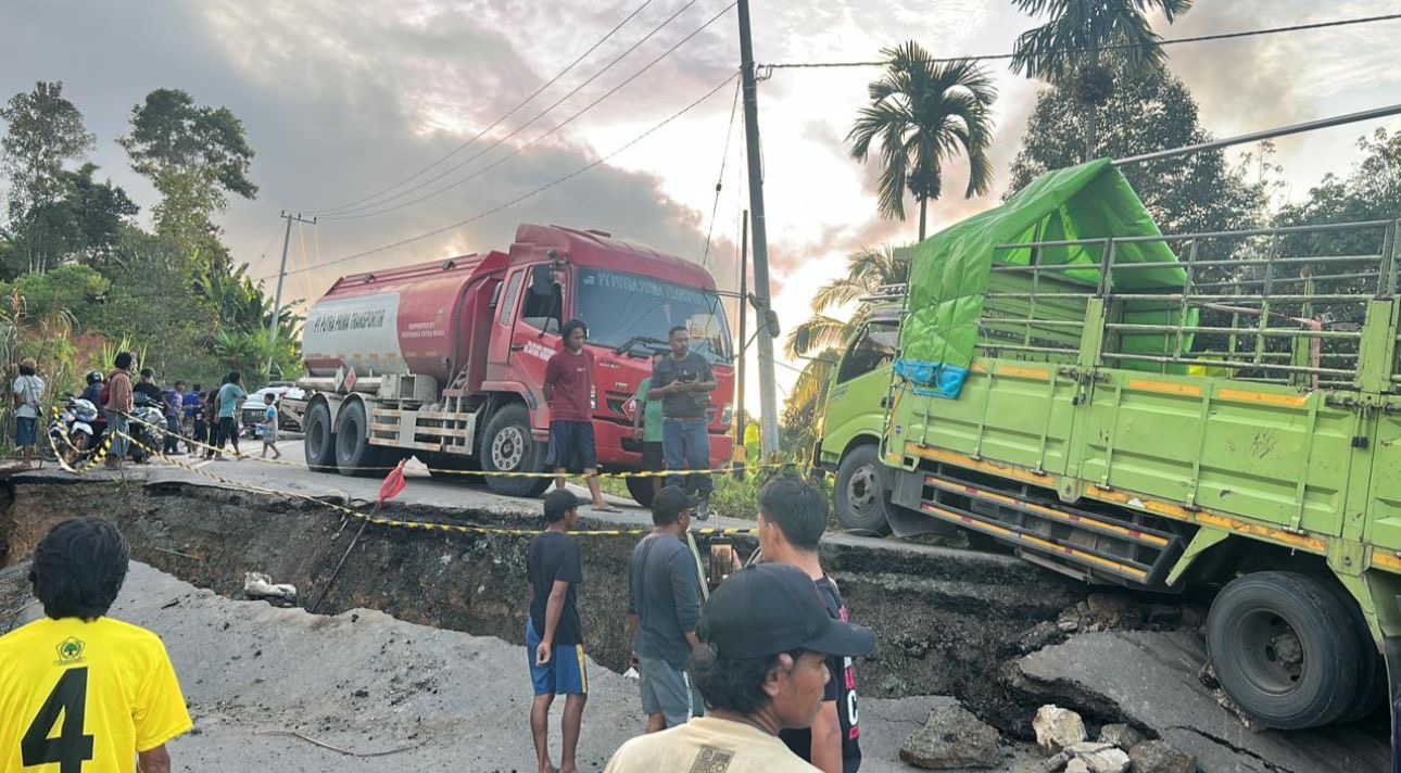 AMBLAS : Ruas jalan yang menghubungkan Berau-Bulungan amblas.