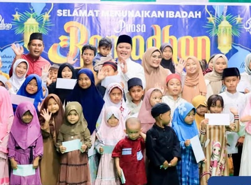 KEBERSAMAAN: Bupati Tana Tidung Ibrahim dan istri berfoto bersama anak yatim dan dhuafa.