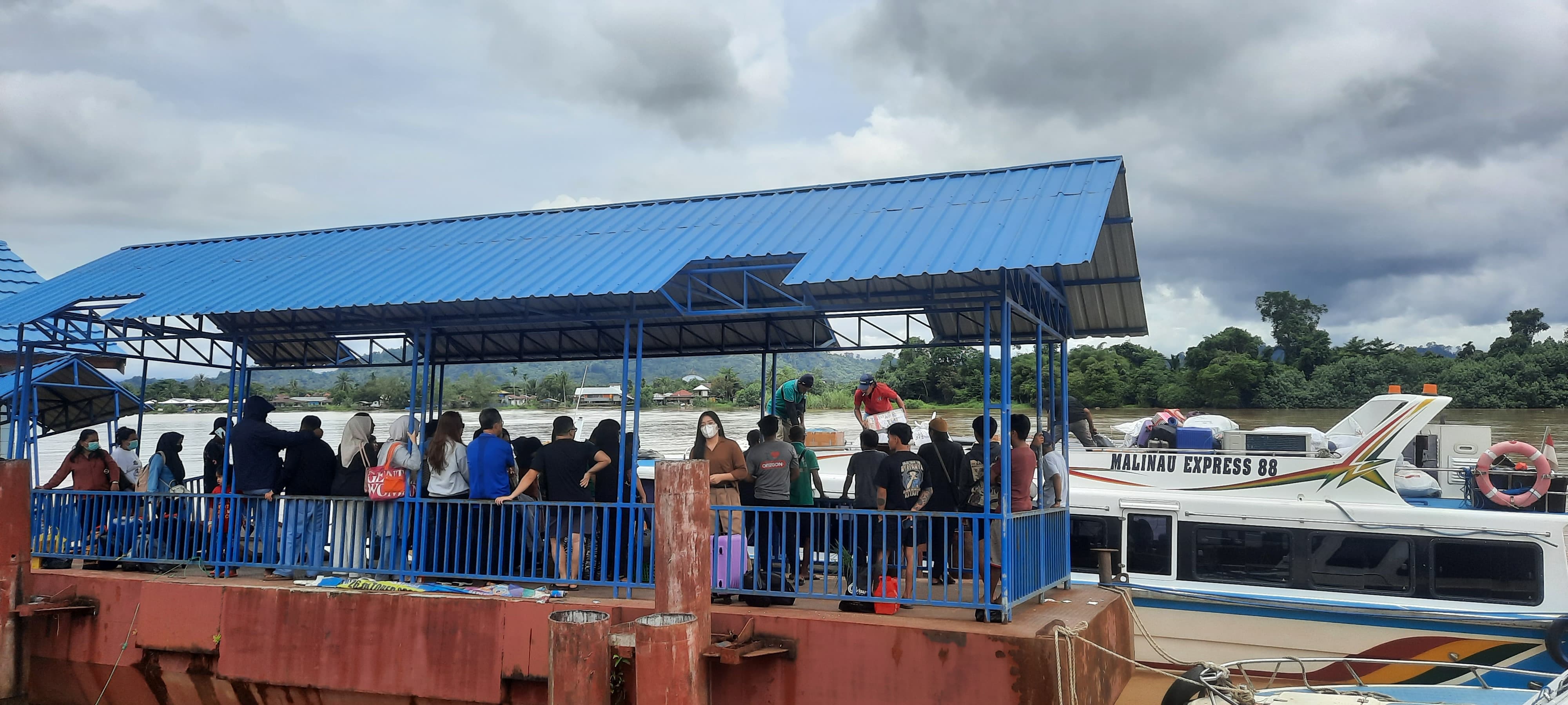Ket Foto IST MUDIK: Suasana masyarakat di Pelabuhan Speedboat Malinau.