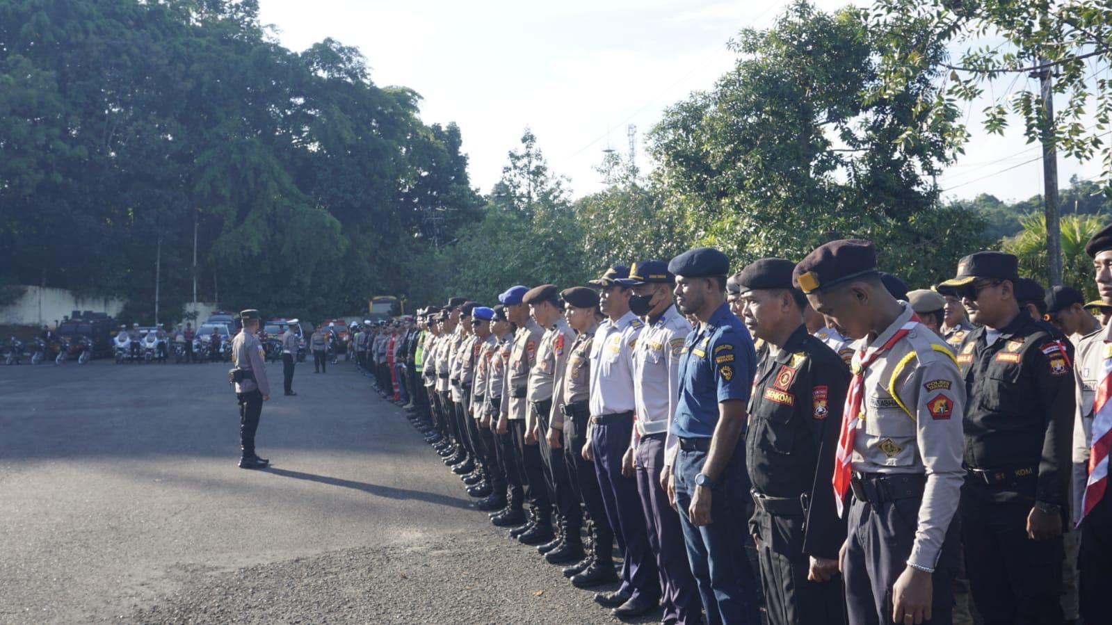 ELIAZAR/RADAR TARAKAN  GELAR PASUKAN : Personel gabungan yang terdiri dari Polri dan instansi lainnya melaksanakan apel gelar pasukan pengamanan pawai takbir menyambut perayaan Idulfitri 1446 H di hal