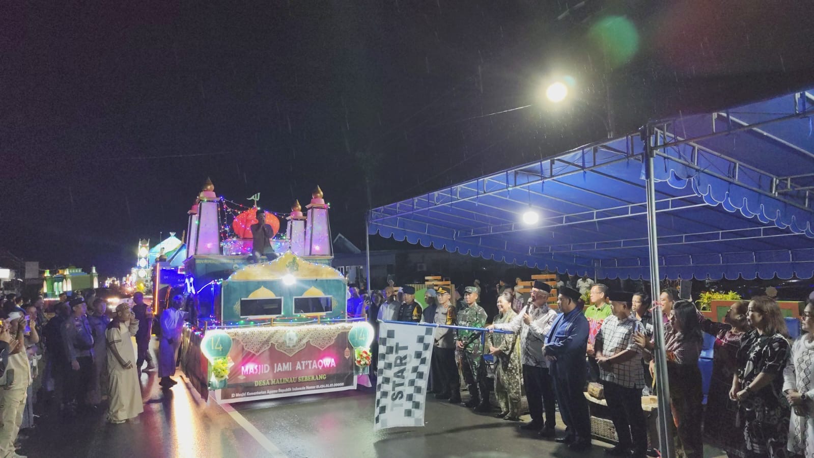 PAWAI TAKBIRAN: Peserta lomba mobil hias di takbiran Kabupaten Malinau tadi malam.