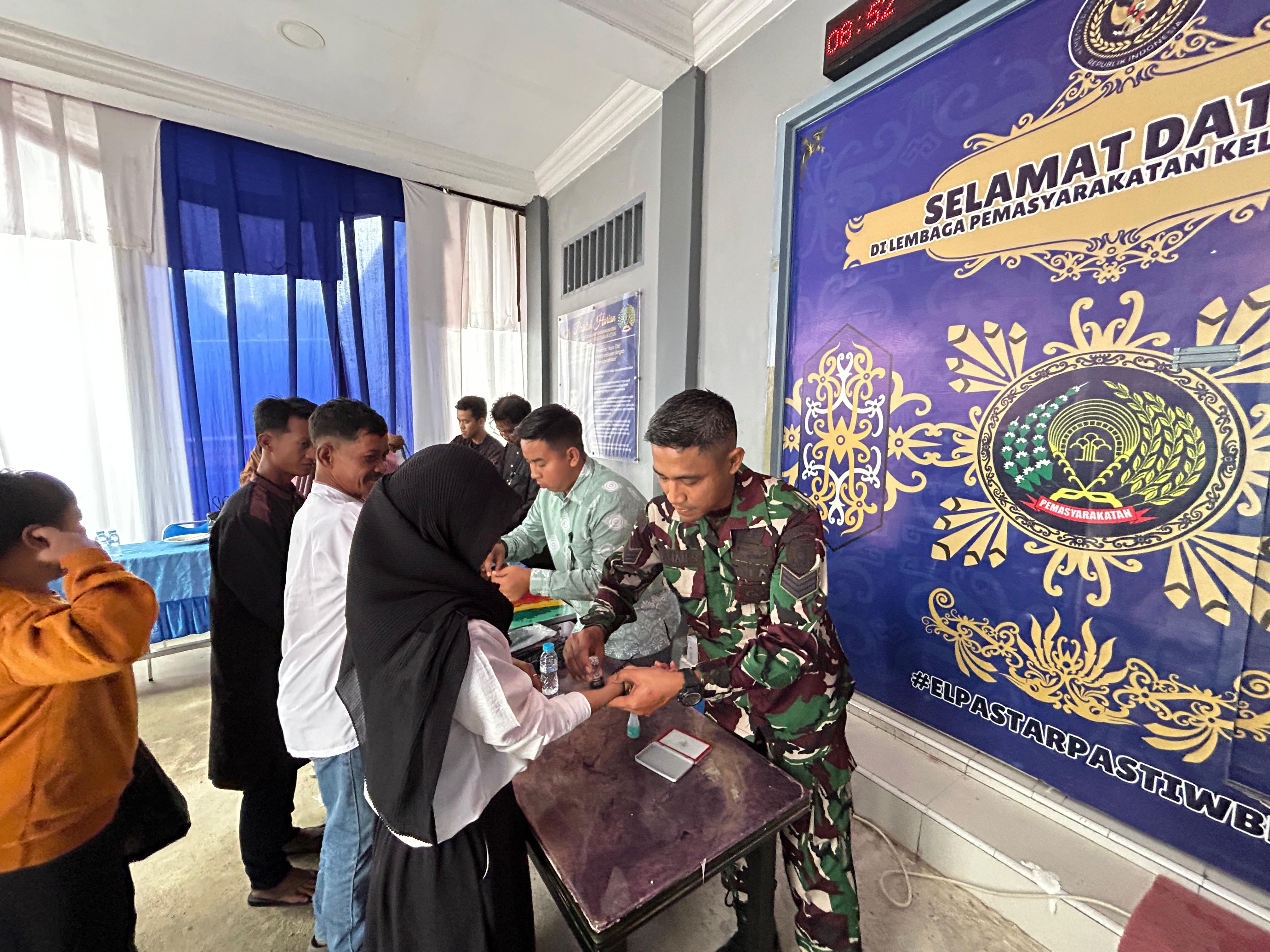 ELIAZAR/RADAR TARAKAN  PEMERIKSAAN : Petugas Lapas melakukan pemeriksaan terhadap para pengunjung.