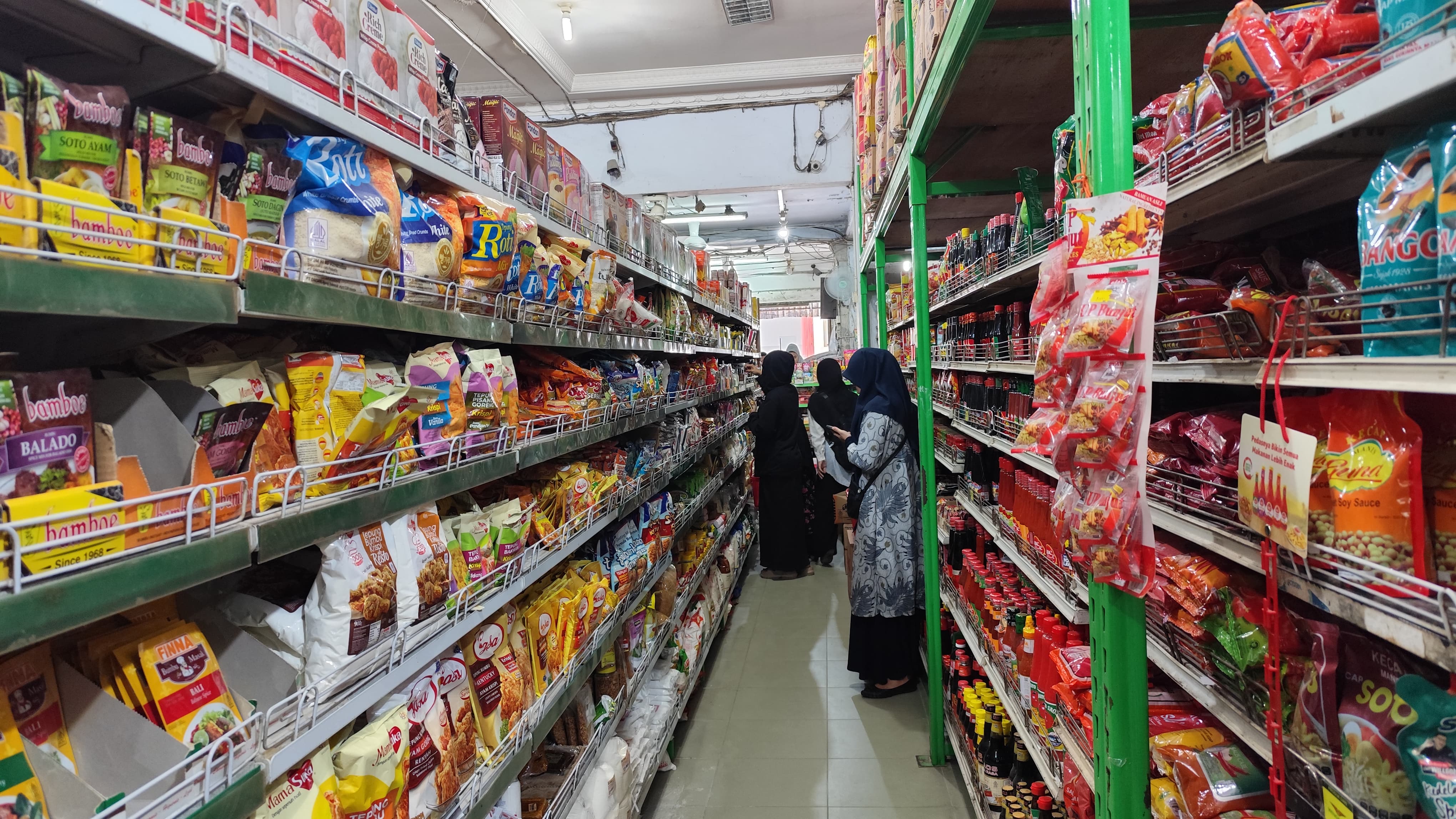 EKONOMI: Masyarakat saat berbelanja kebutuhan. FOTO: NATANAEL/RADAR TARAKAN