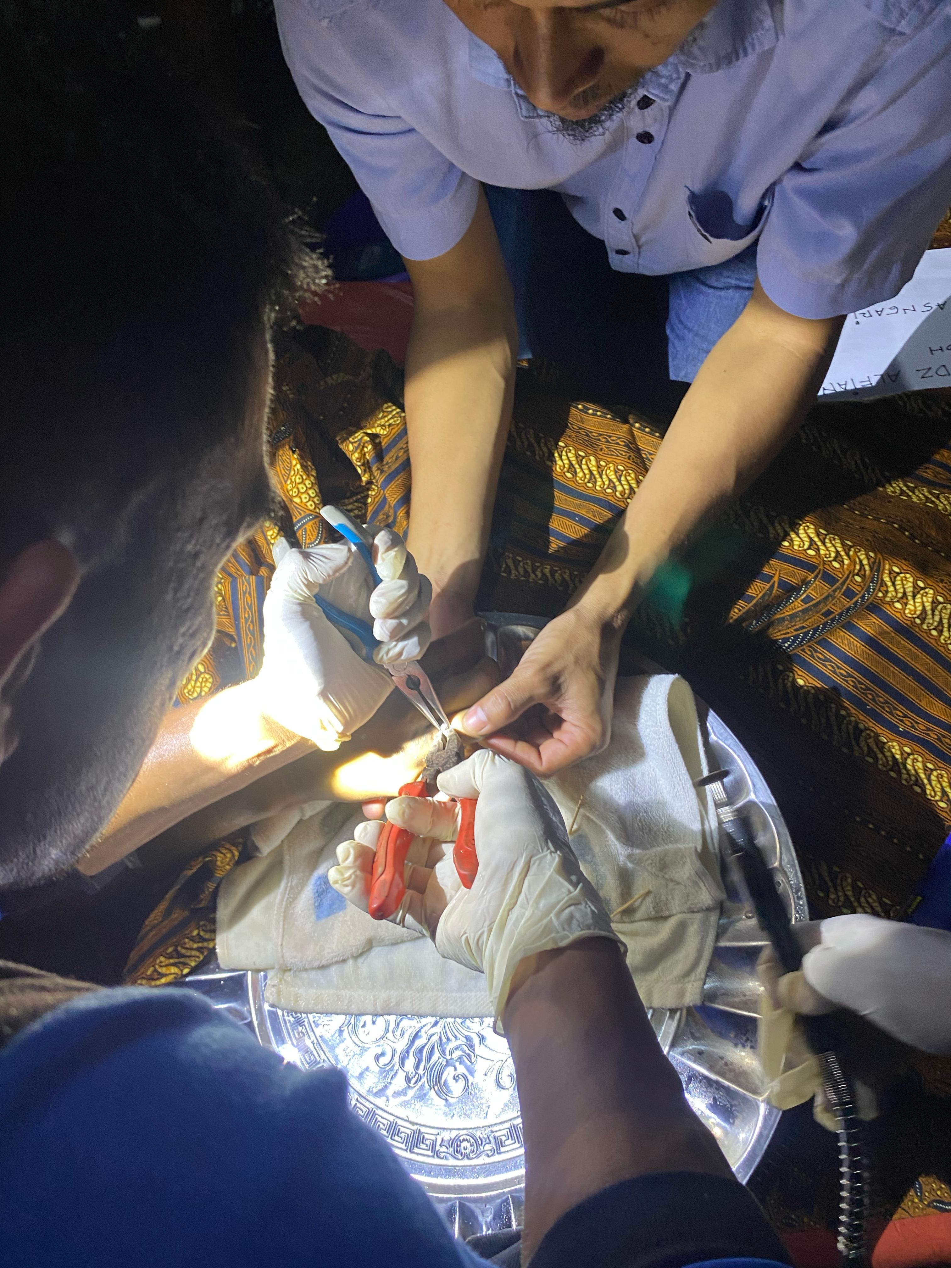 EVAKUASI: Personel PMK Tarakan memotong cincin di jari jenazah. FOTO: DAMKAR TARAKAN