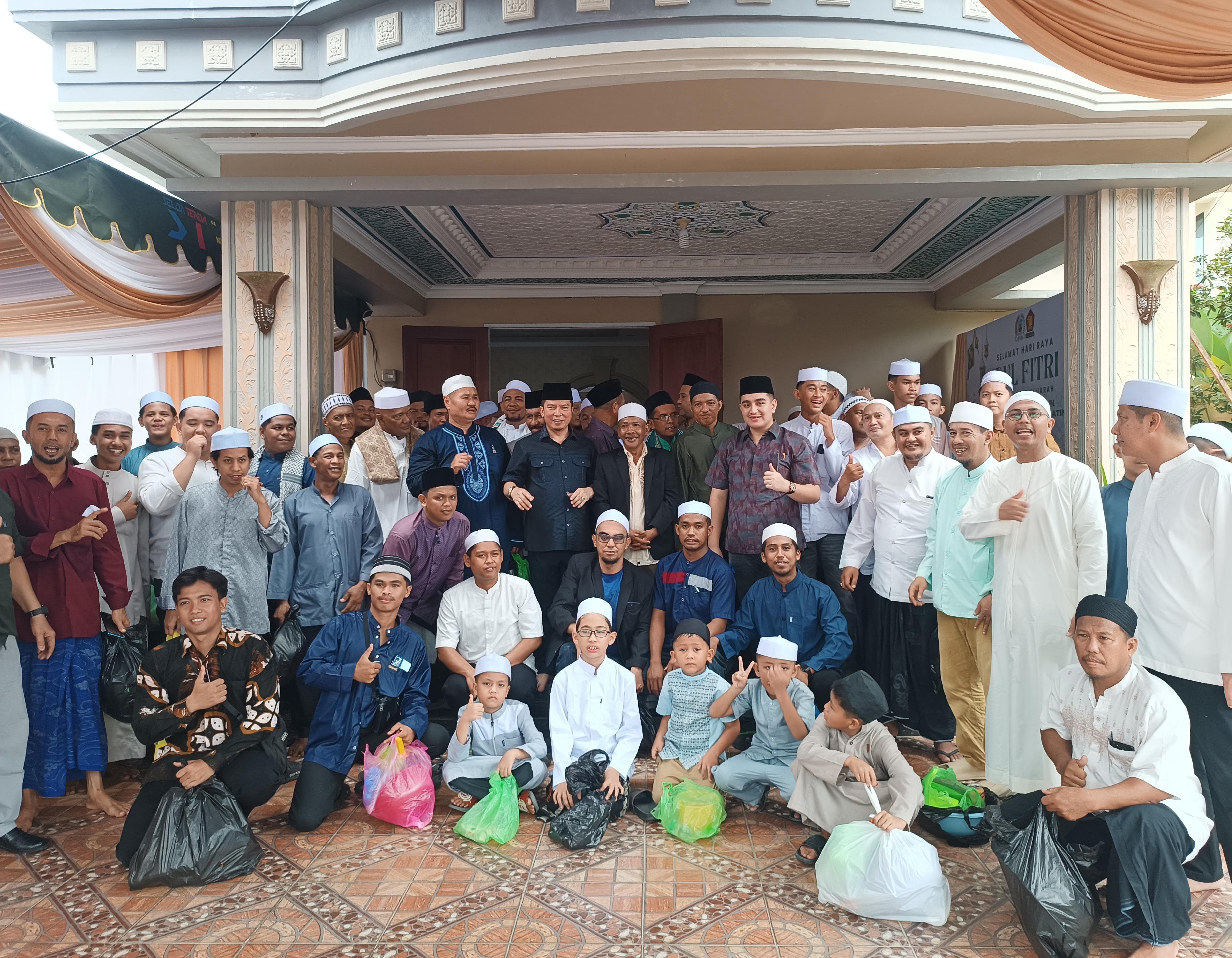 IDULFITRI: Ketua DPRD Kaltara, H. Achmad Djufrie menerima kunjungan Uwad di rumahnya. FOTO: IWAN K/RADAR TARAKAN