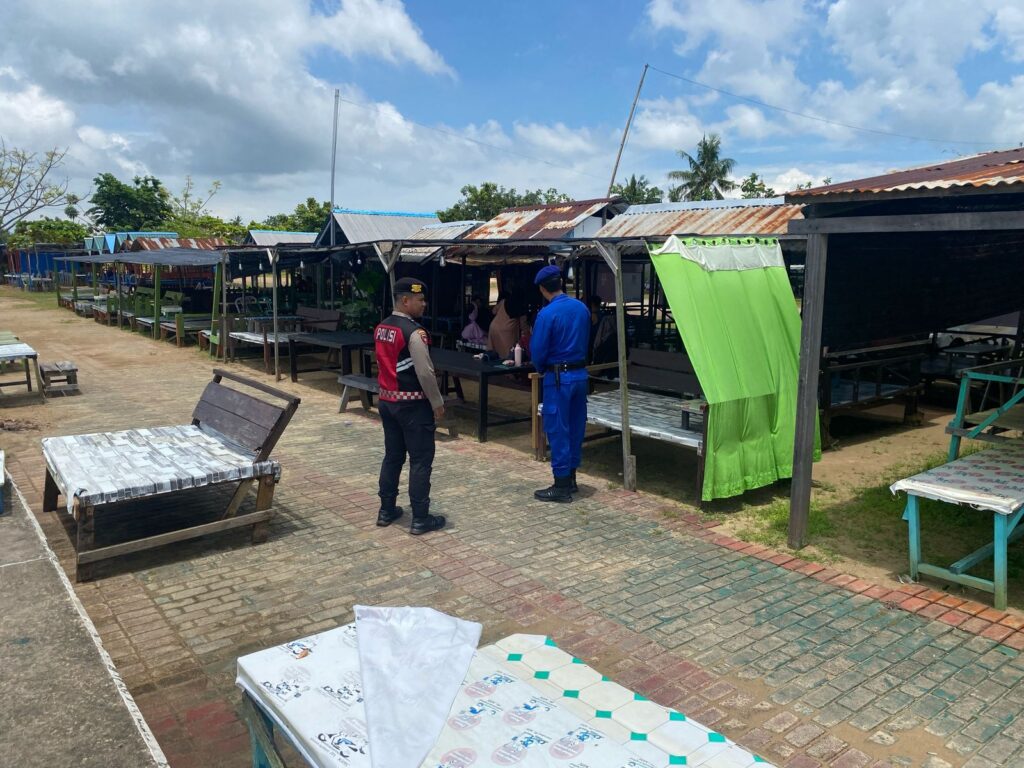 HUMAS POLRES PATROLI: Petugas Polres Tarakan melakukan patroli di Wisata Pantai Amal.
