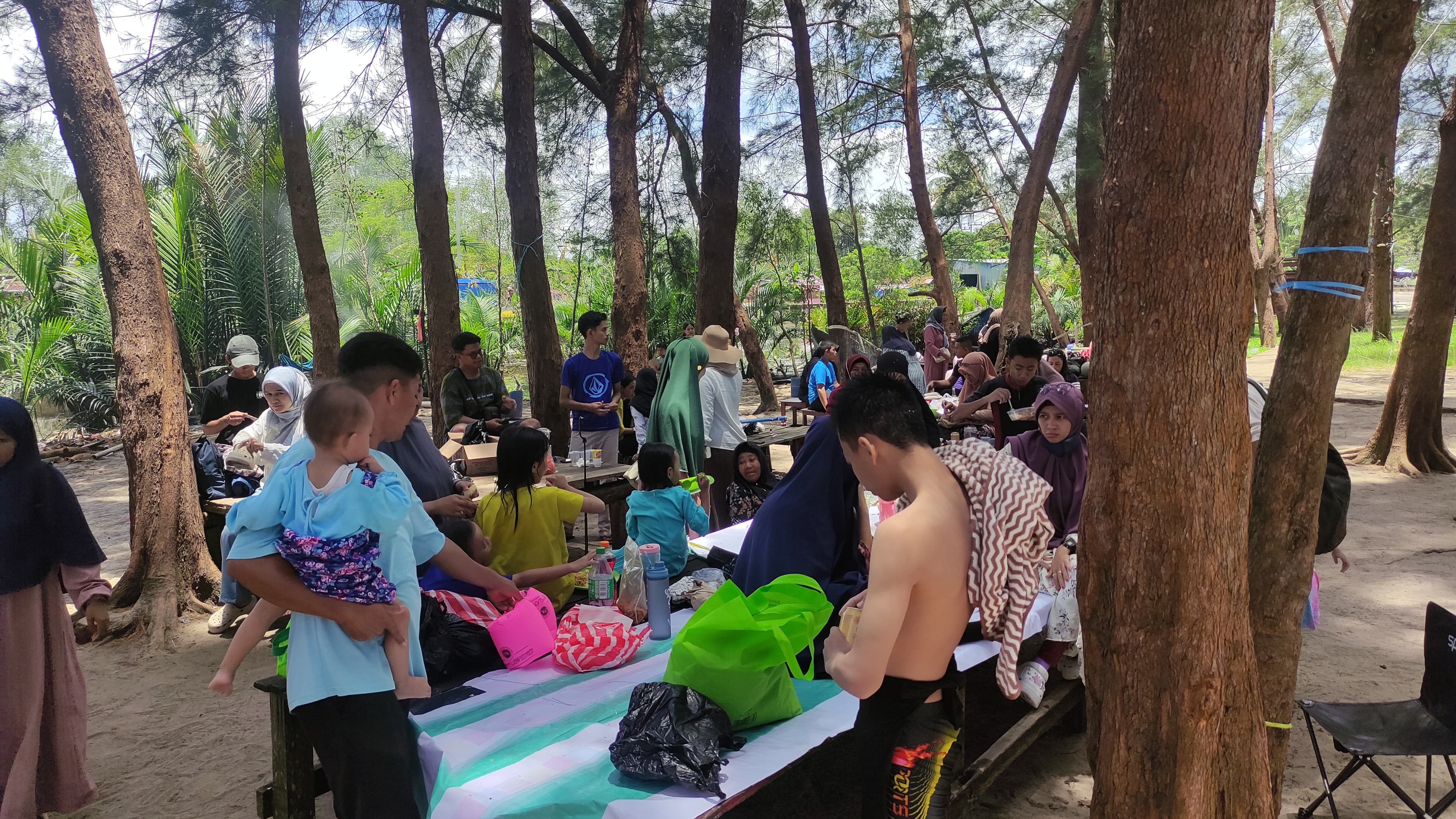 WILDAN/RADAR TARAKAN WISATA FAVORIT : Suasana Pantai Binalatung saat libur lebaran dipadati pengunjung.