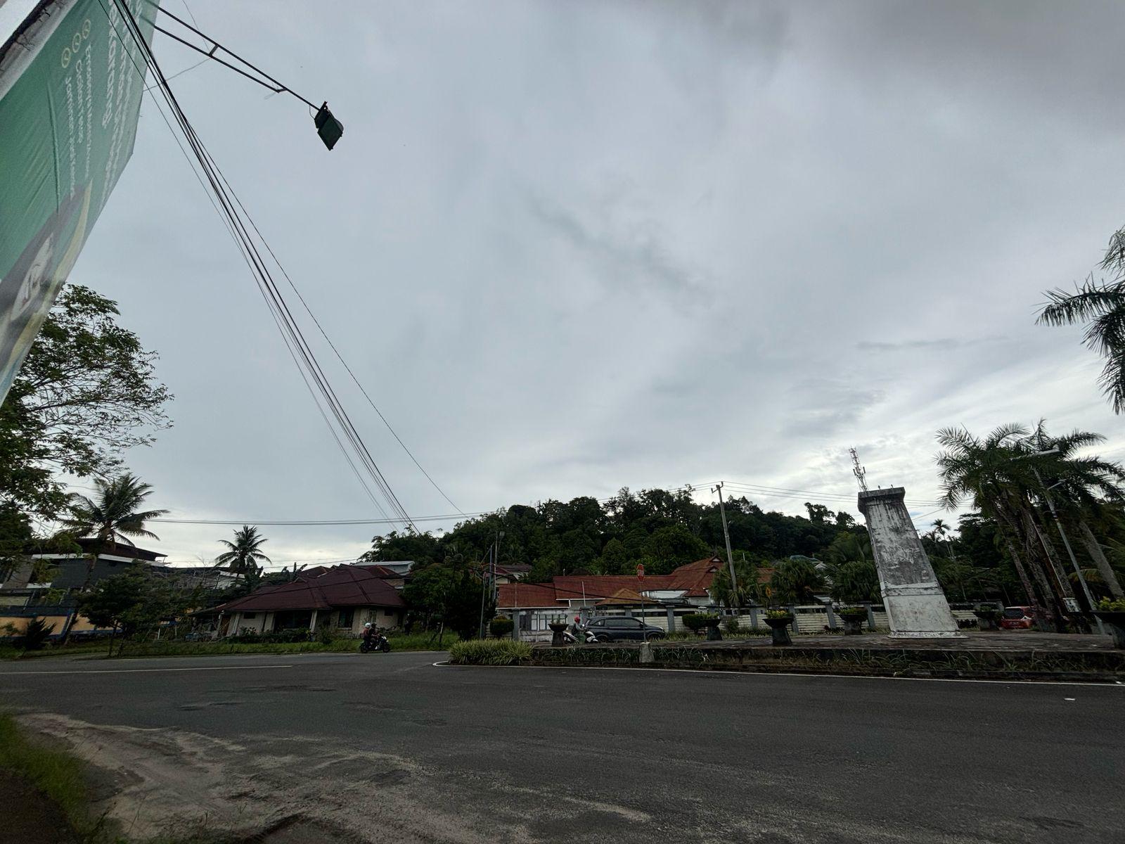 PREDIKSI CUACA : Diprediksi tiga hari kedepan sebagian Kaltara akan dilanda hujan lebat dan angin kencang. FOTO: ELIAZAR/RADAR TARAKAN