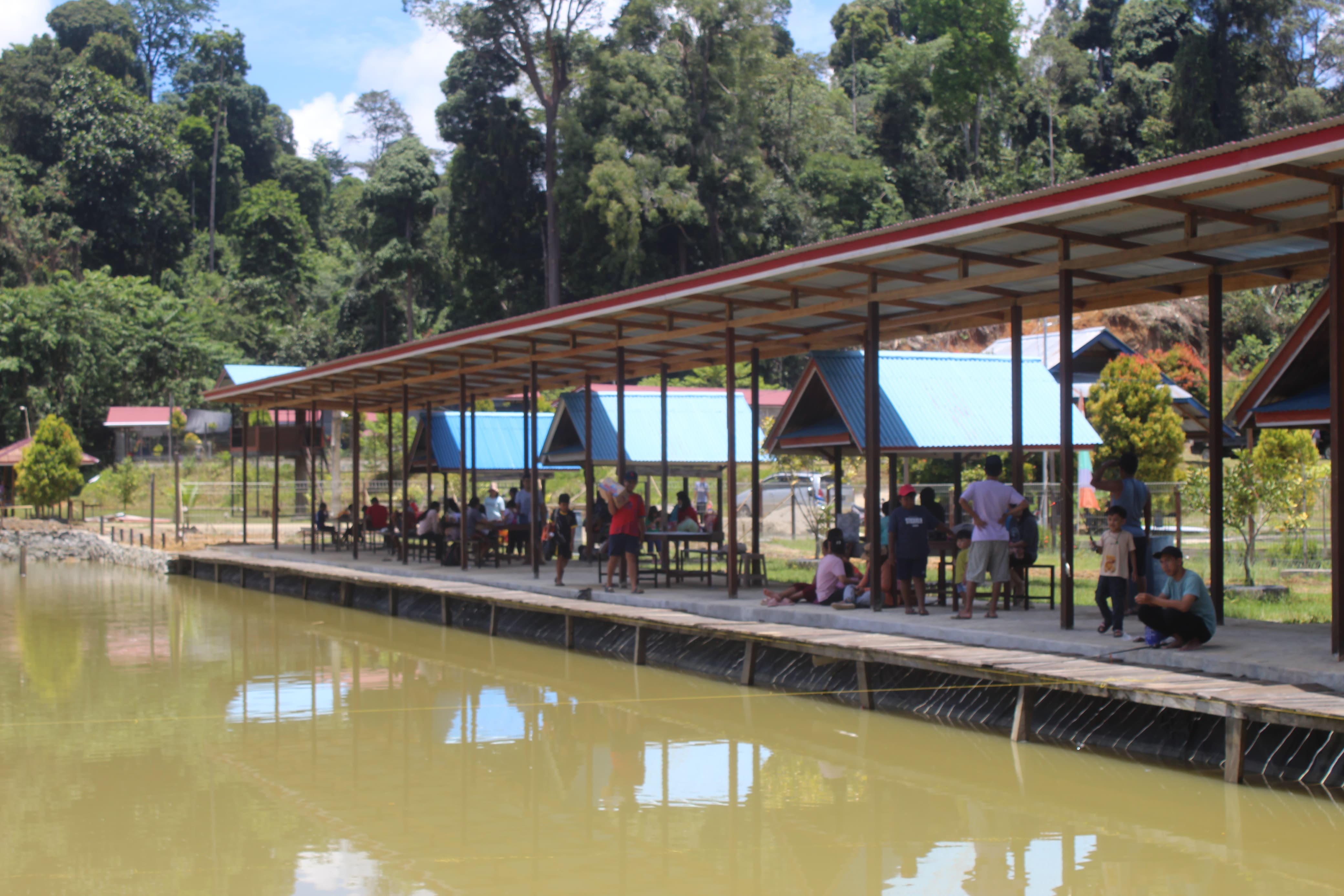BERWISATA: Tempat wisata Tajan Frank Park di Malinau Barat ramai dikunjungi warga.