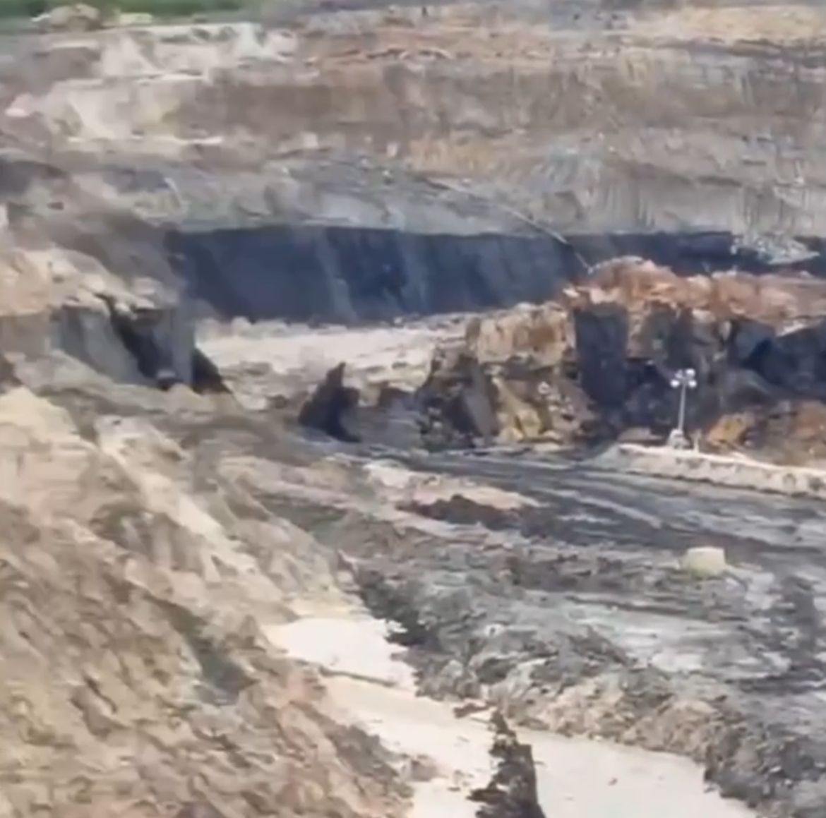 LONGSOR : Video tanah longsor di kawasan tambang batu bara di Bunyu.