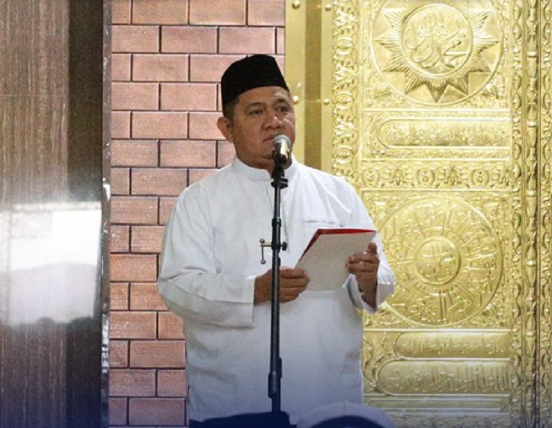 BERI SAMBUTAN: Bupati PPU Mudyat Noor saat memberikan sambutan pada pelaksanaan Salat Ied Hari Raya Idulfitri 1446 Hijriah bersama warga di Masjid Agung Al-Ikhlas Penajam, Senin (31/3).