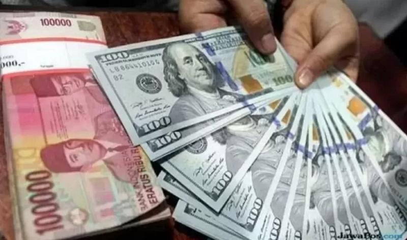 NIAI TUKAR: Ilustrasi uang dolar dan rupiah. DPR meminta agar pemerintah memperkuat sektor fiscal.