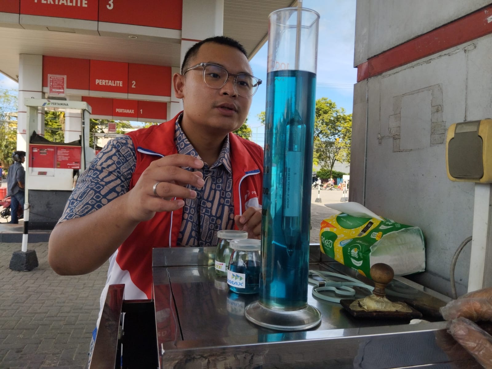 DIPERIKS : Petugas PT Pertamina Patra Niaga Regional Kalimantan saat mengecek kualitas produk Pertalite di SPBU Tarakan.