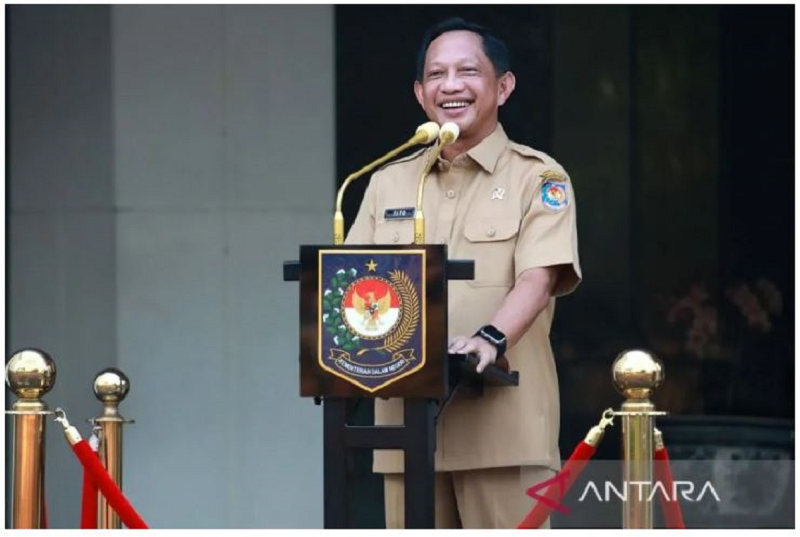 ARAHAN: Mendagri Muhammad Tito Karnavian saat memimpin apel sekaligus halalbihalal keluarga besar Kementerian Dalam Negeri (Kemdagri).