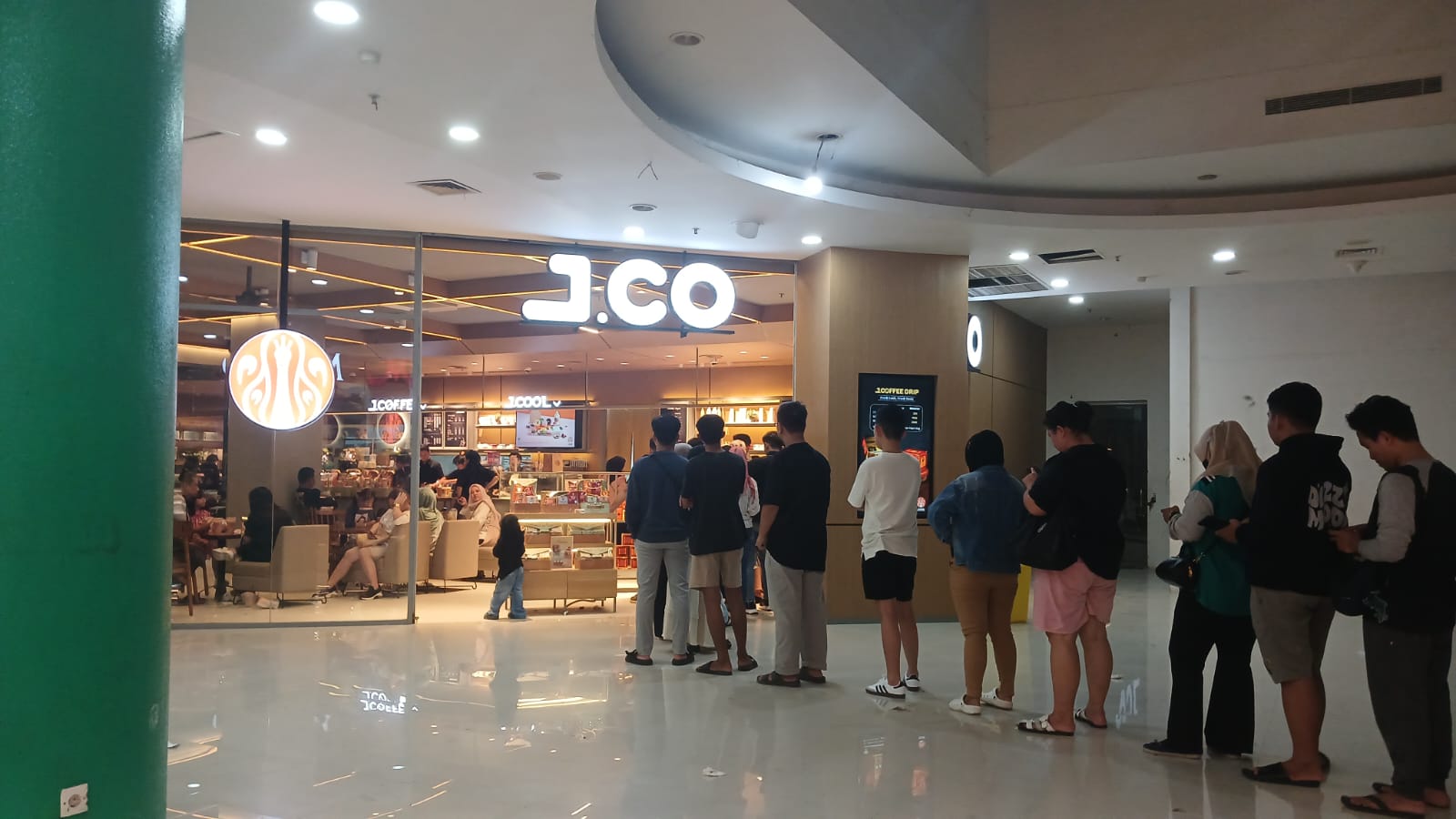 MENGANTRE : Masyarakat mengantre di salah satu store brand makanan di GTM.